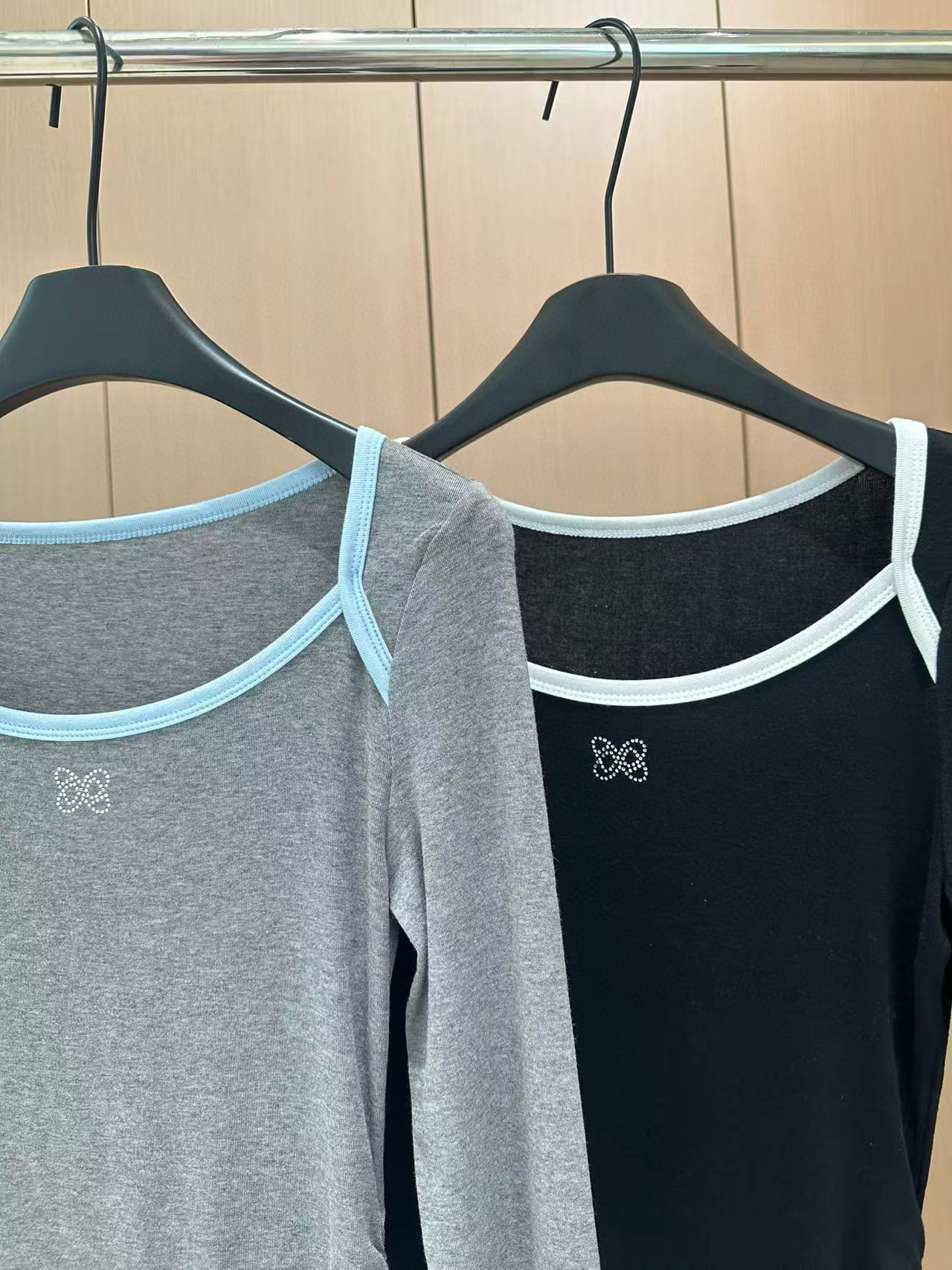 🛒𝐍𝐄𝐖 · 𝟐𝟎𝟐5/爆款现货设计师 原创｜2025新款一字肩天丝羊毛条纹打底衫云感舒适的系列！上身的