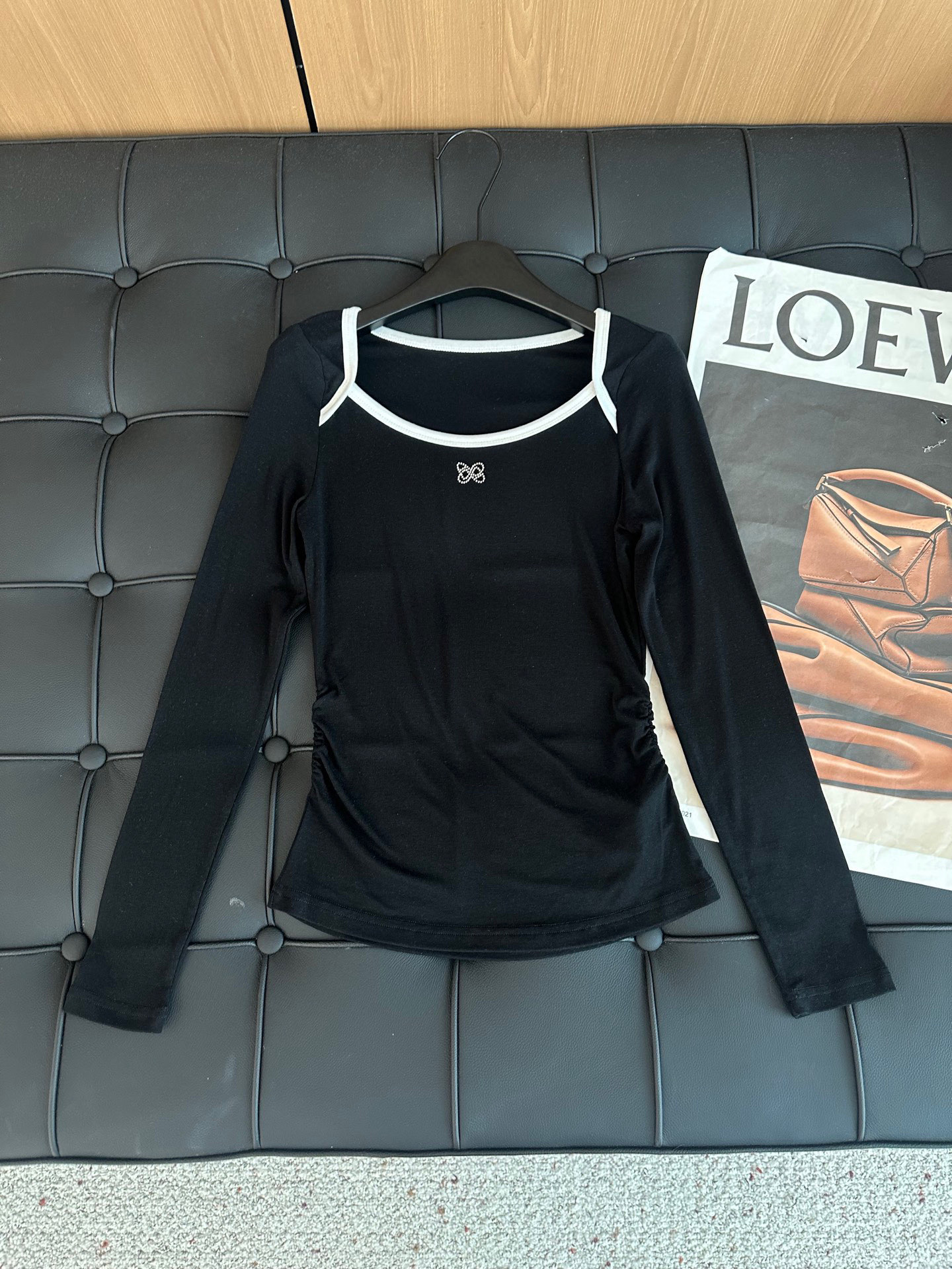 🛒𝐍𝐄𝐖 · 𝟐𝟎𝟐5/爆款现货设计师 原创｜2025新款一字肩天丝羊毛条纹打底衫云感舒适的系列！上身的