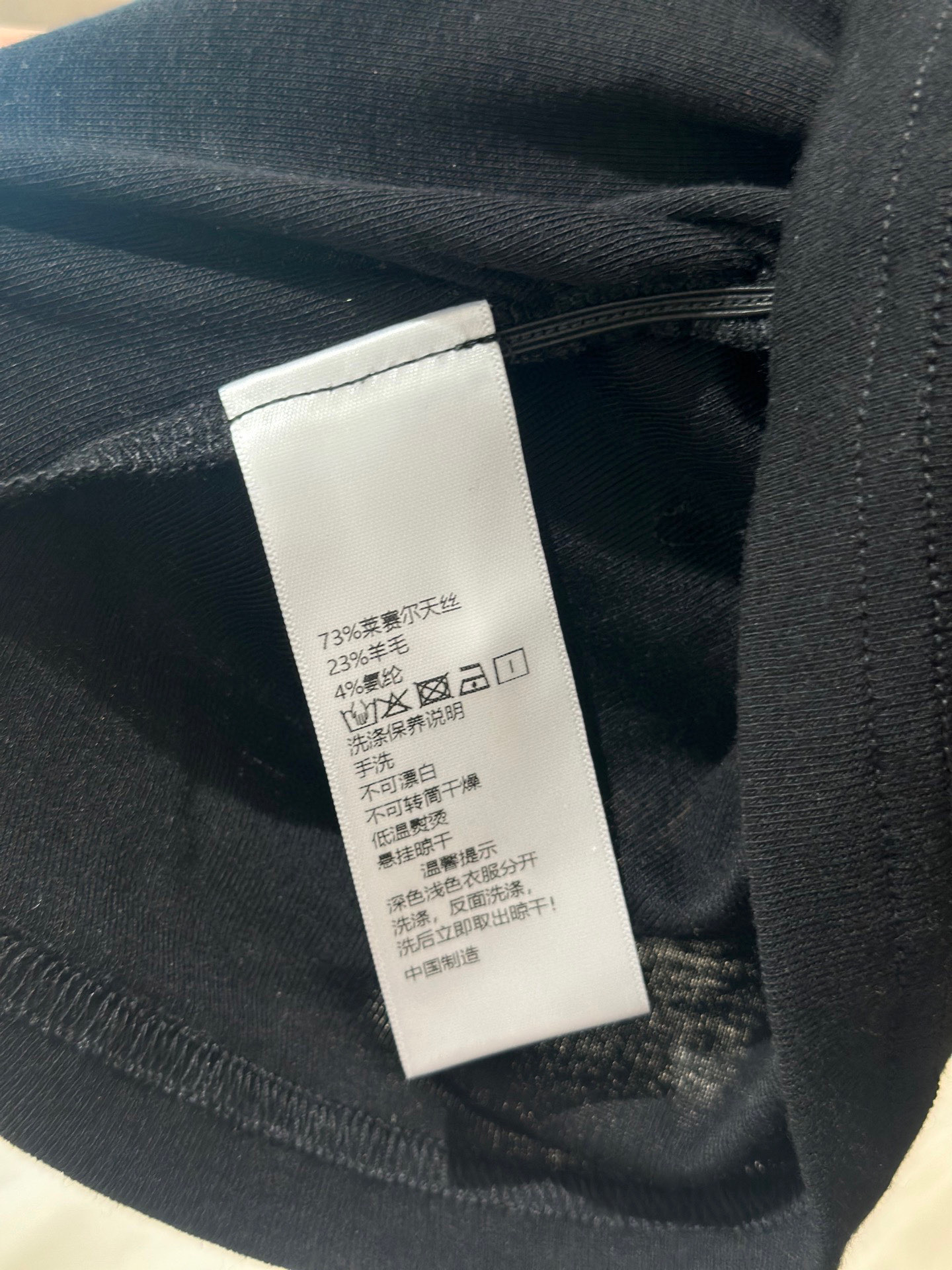 🛒𝐍𝐄𝐖 · 𝟐𝟎𝟐5/爆款现货设计师 原创｜2025新款一字肩天丝羊毛条纹打底衫云感舒适的系列！上身的