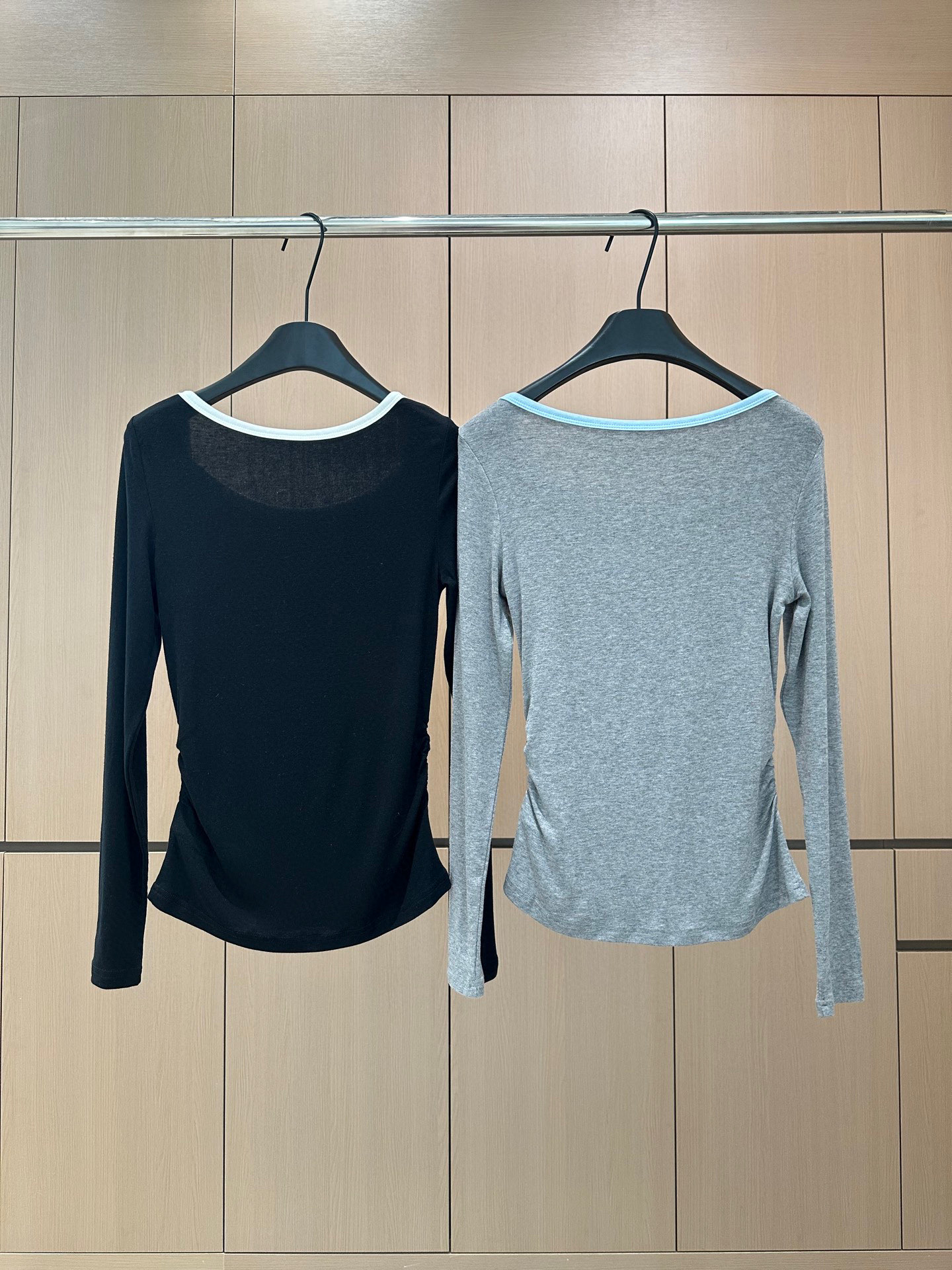 🛒𝐍𝐄𝐖 · 𝟐𝟎𝟐5/爆款现货设计师 原创｜2025新款一字肩天丝羊毛条纹打底衫云感舒适的系列！上身的