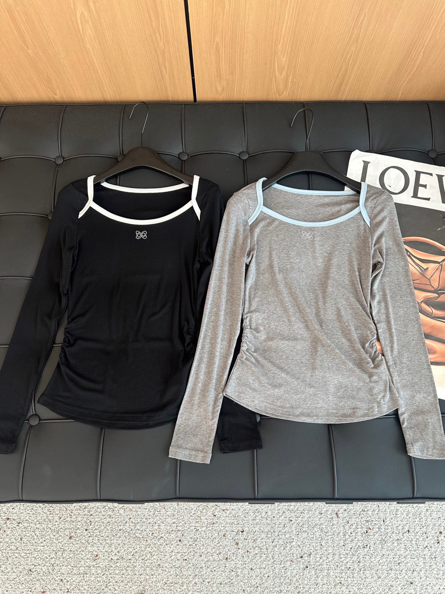 🛒𝐍𝐄𝐖 · 𝟐𝟎𝟐5/爆款现货设计师 原创｜2025新款一字肩天丝羊毛条纹打底衫云感舒适的系列！上身的