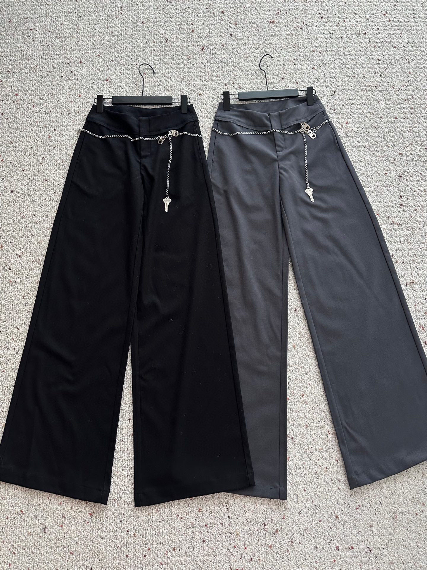 🛒𝐍𝐄𝐖 · 𝟐𝟎𝟐5/爆款现货设计师 原创｜25新款休闲西裤【带链条】颜色百搭高级 定制撞色拉线 尽显