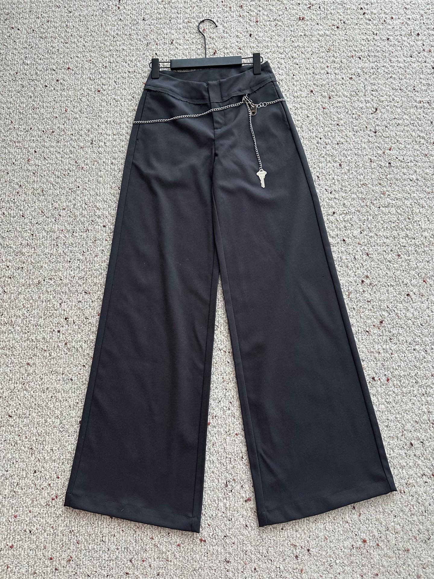 🛒𝐍𝐄𝐖 · 𝟐𝟎𝟐5/爆款现货设计师 原创｜25新款休闲西裤【带链条】颜色百搭高级 定制撞色拉线 尽显