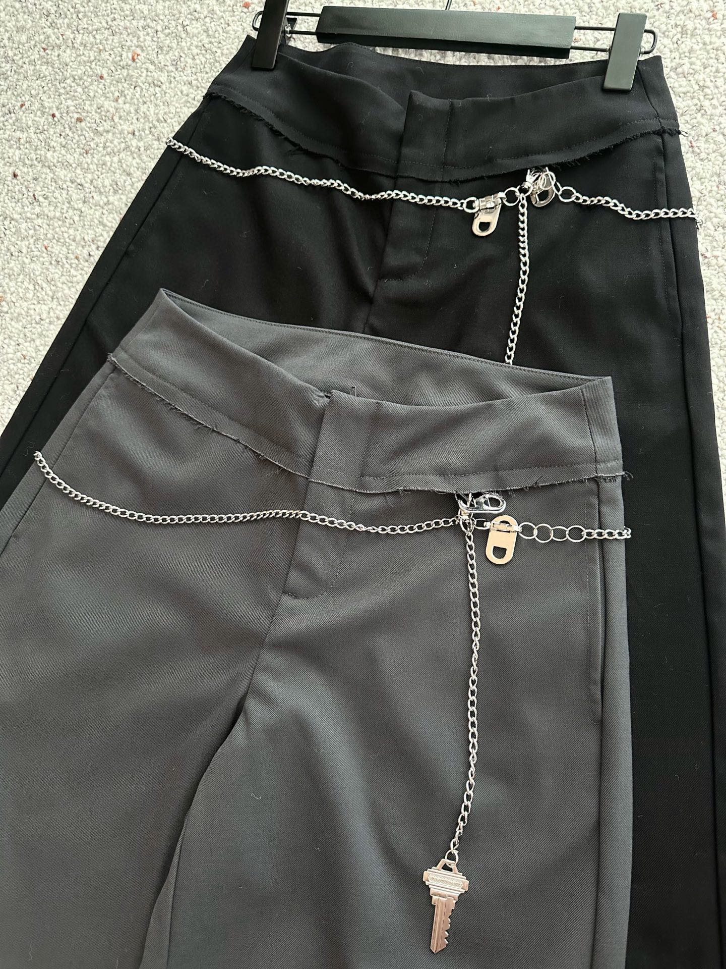 🛒𝐍𝐄𝐖 · 𝟐𝟎𝟐5/爆款现货设计师 原创｜25新款休闲西裤【带链条】颜色百搭高级 定制撞色拉线 尽显