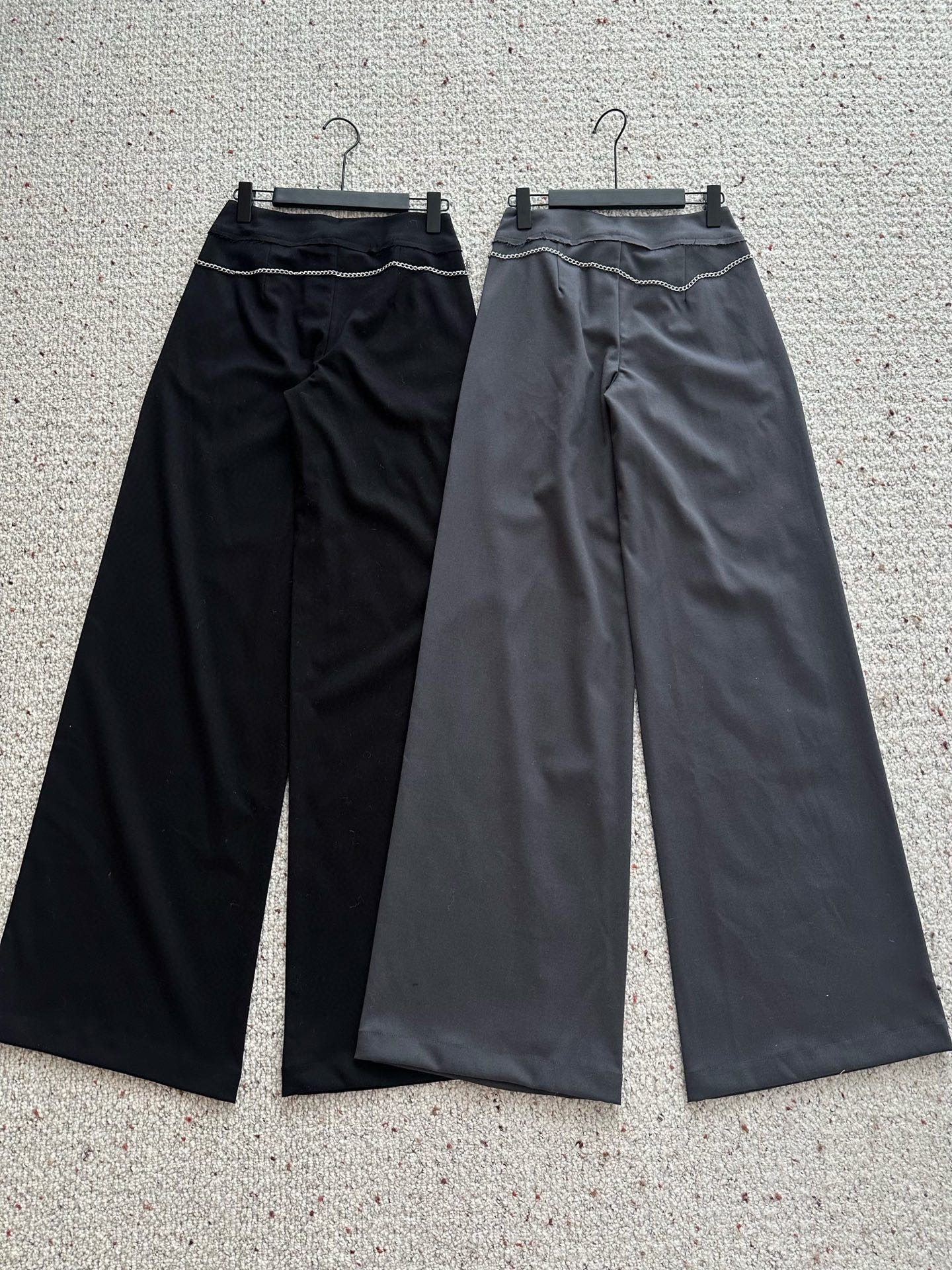 🛒𝐍𝐄𝐖 · 𝟐𝟎𝟐5/爆款现货设计师 原创｜25新款休闲西裤【带链条】颜色百搭高级 定制撞色拉线 尽显