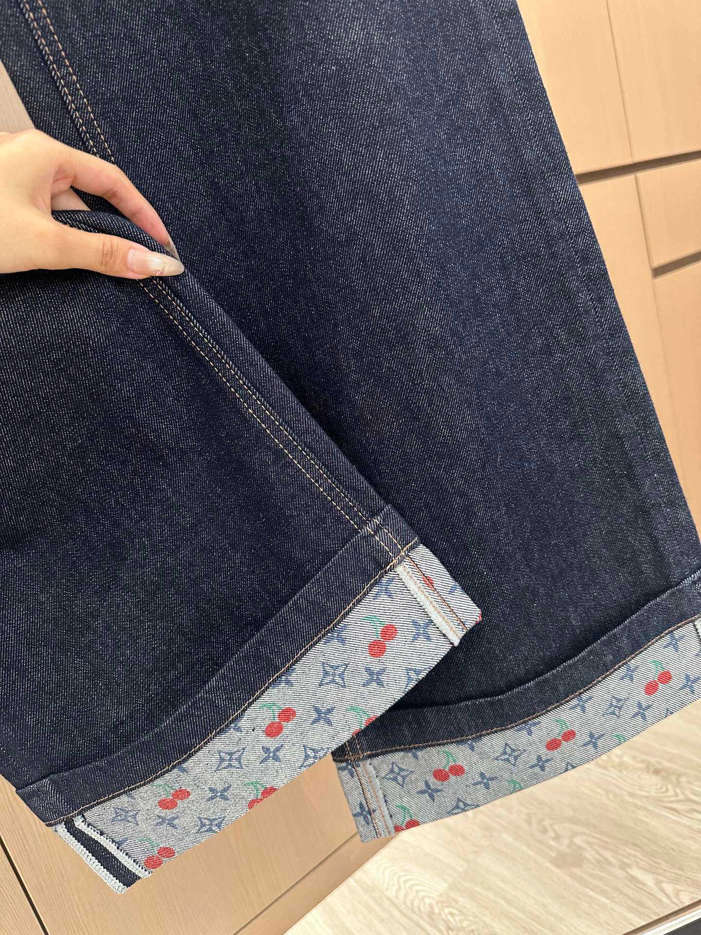 🛒𝐍𝐄𝐖 · 𝟐𝟎𝟐5/爆款现货设计师 原创｜2025 撞色卷边牛仔裤定制YB斜纹棉牛仔材质 工艺洗水处