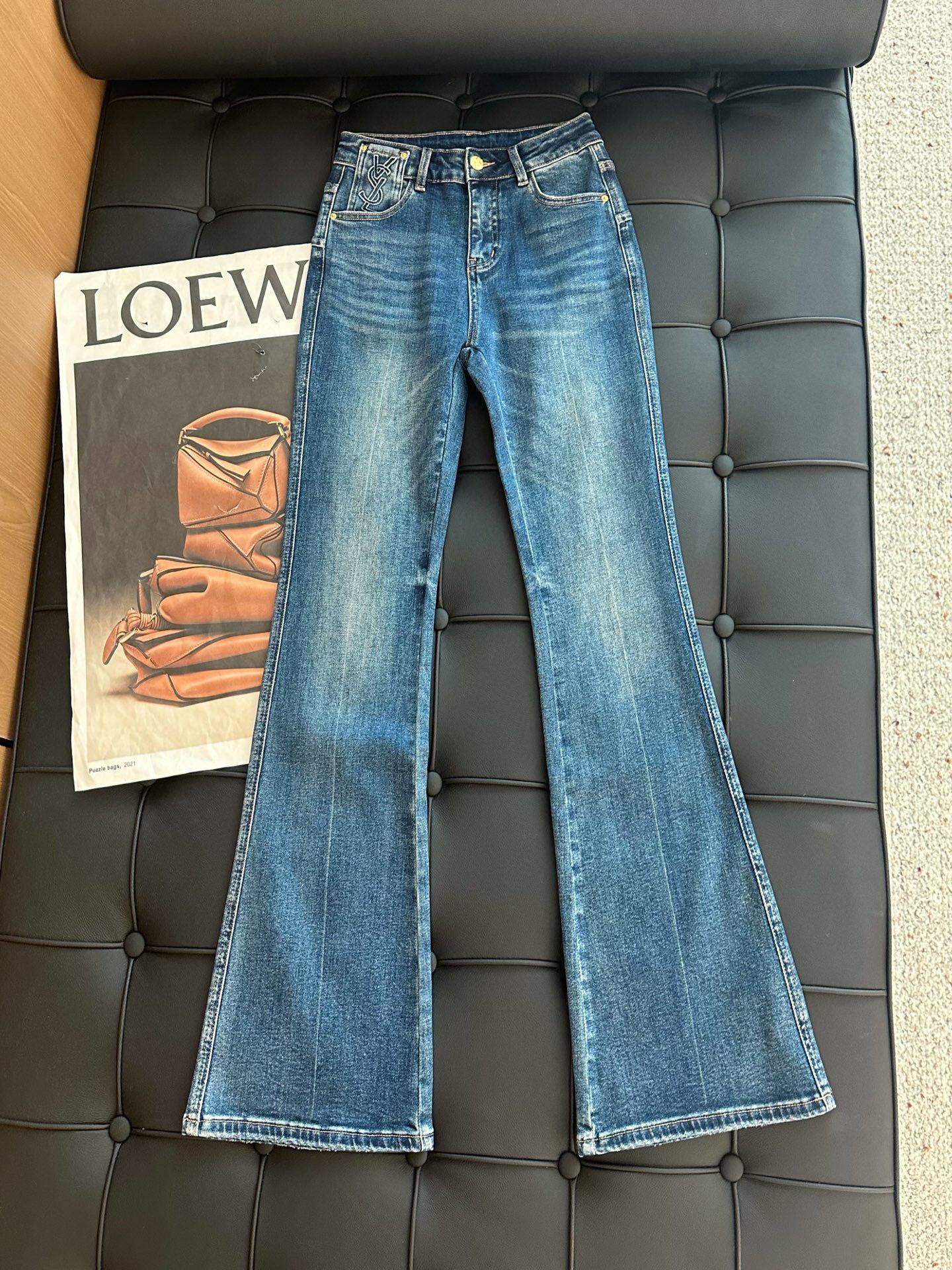 🛒𝐍𝐄𝐖 · 𝟐𝟎𝟐5/爆款现货设计师原创｜女神同款微喇牛仔裤这款牛仔裤选用优质面料，工艺渐变色洗水，挺