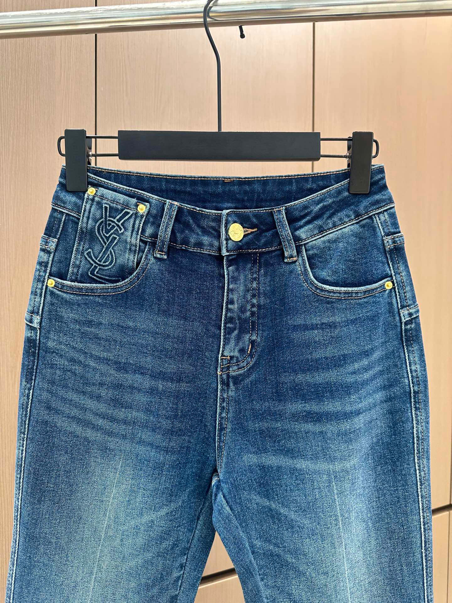 🛒𝐍𝐄𝐖 · 𝟐𝟎𝟐5/爆款现货设计师原创｜女神同款微喇牛仔裤这款牛仔裤选用优质面料，工艺渐变色洗水，挺