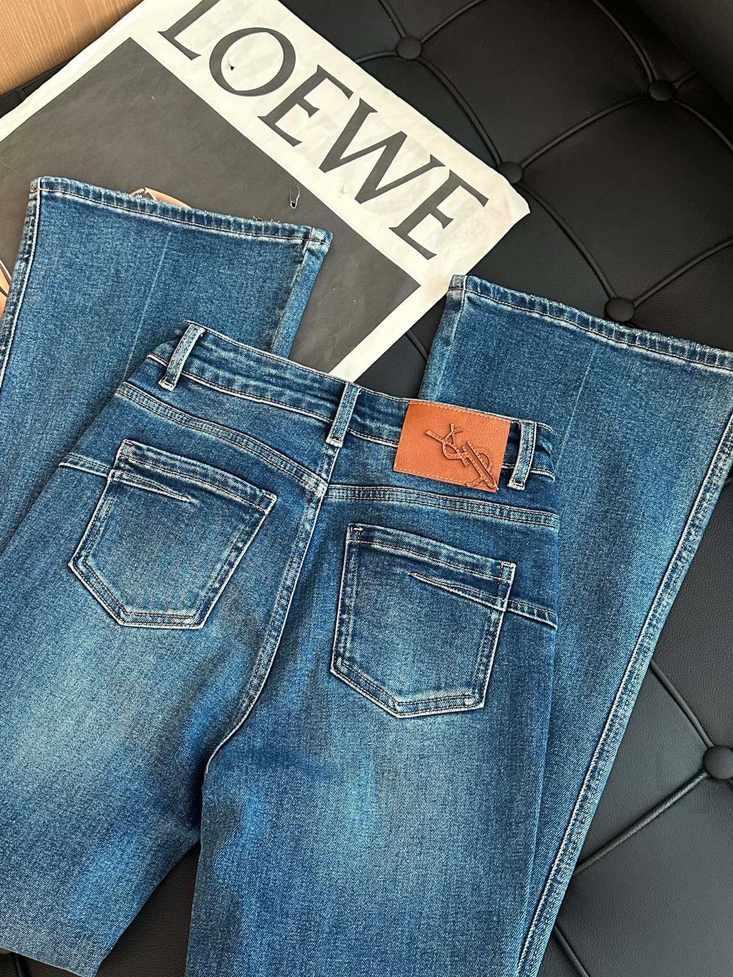 🛒𝐍𝐄𝐖 · 𝟐𝟎𝟐5/爆款现货设计师原创｜女神同款微喇牛仔裤这款牛仔裤选用优质面料，工艺渐变色洗水，挺