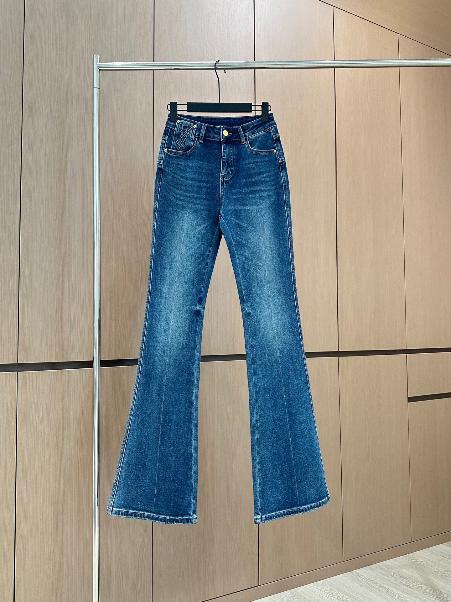 🛒𝐍𝐄𝐖 · 𝟐𝟎𝟐5/爆款现货设计师原创｜女神同款微喇牛仔裤这款牛仔裤选用优质面料，工艺渐变色洗水，挺