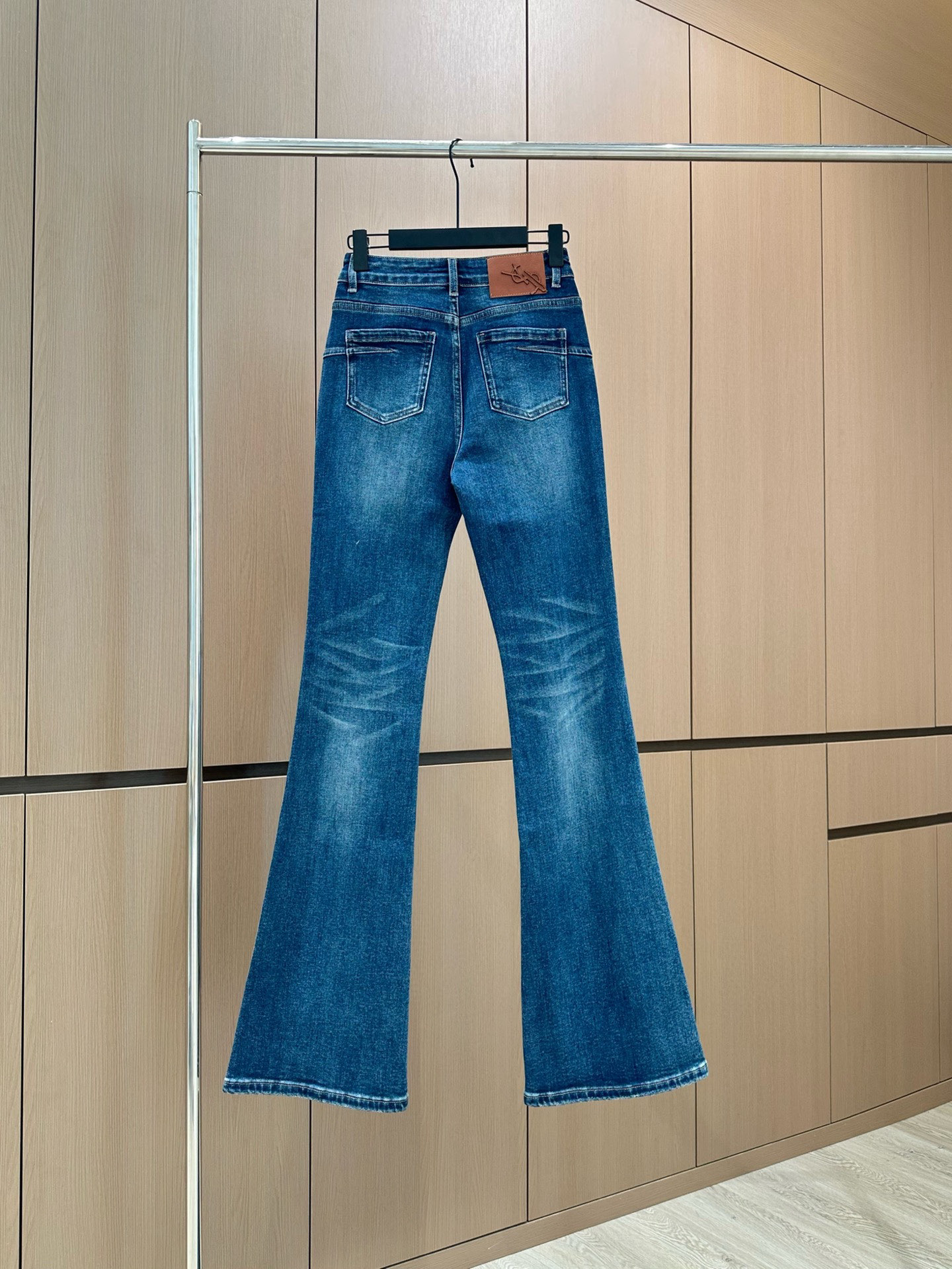 🛒𝐍𝐄𝐖 · 𝟐𝟎𝟐5/爆款现货设计师原创｜女神同款微喇牛仔裤这款牛仔裤选用优质面料，工艺渐变色洗水，挺