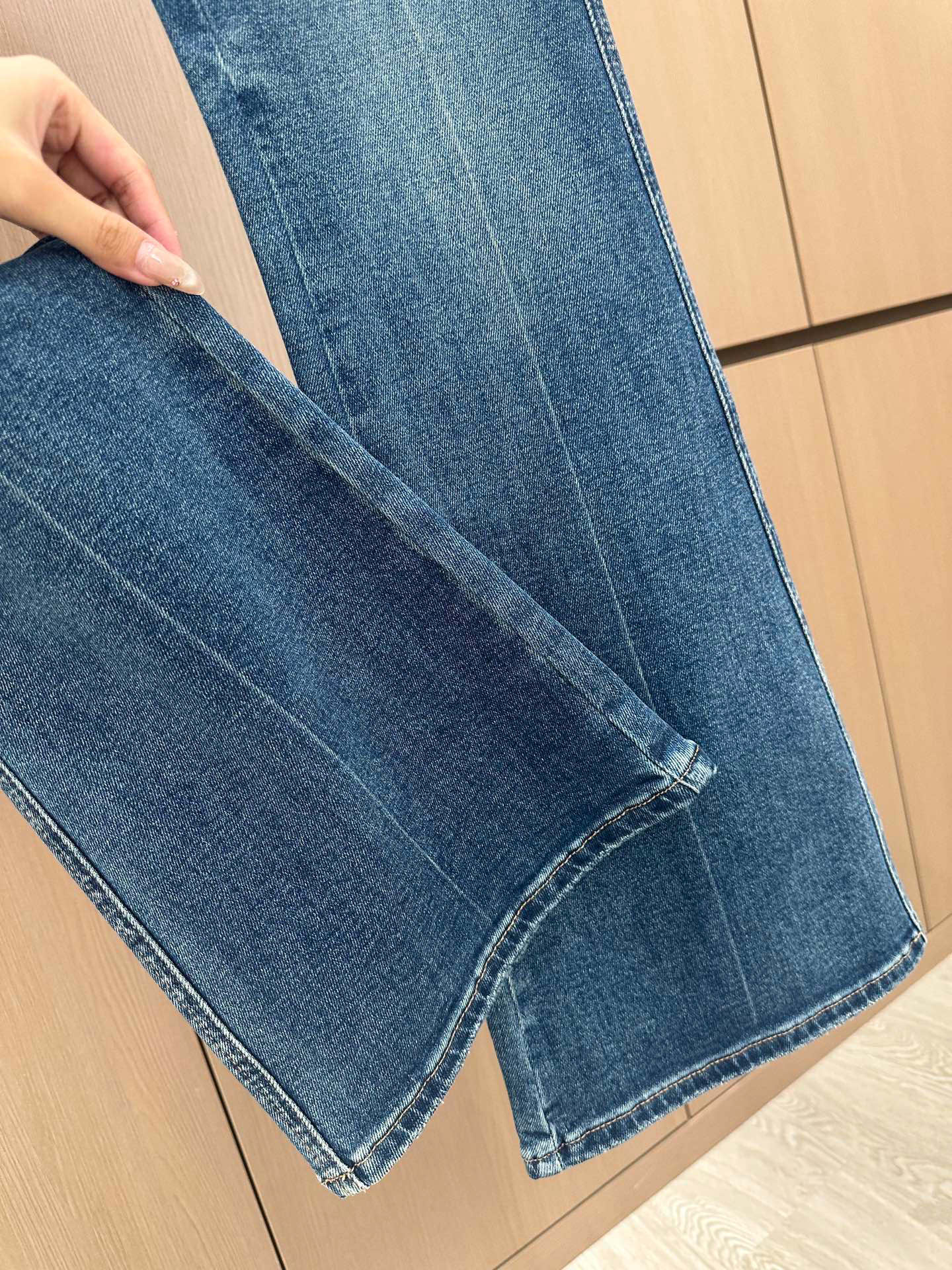 🛒𝐍𝐄𝐖 · 𝟐𝟎𝟐5/爆款现货设计师原创｜女神同款微喇牛仔裤这款牛仔裤选用优质面料，工艺渐变色洗水，挺