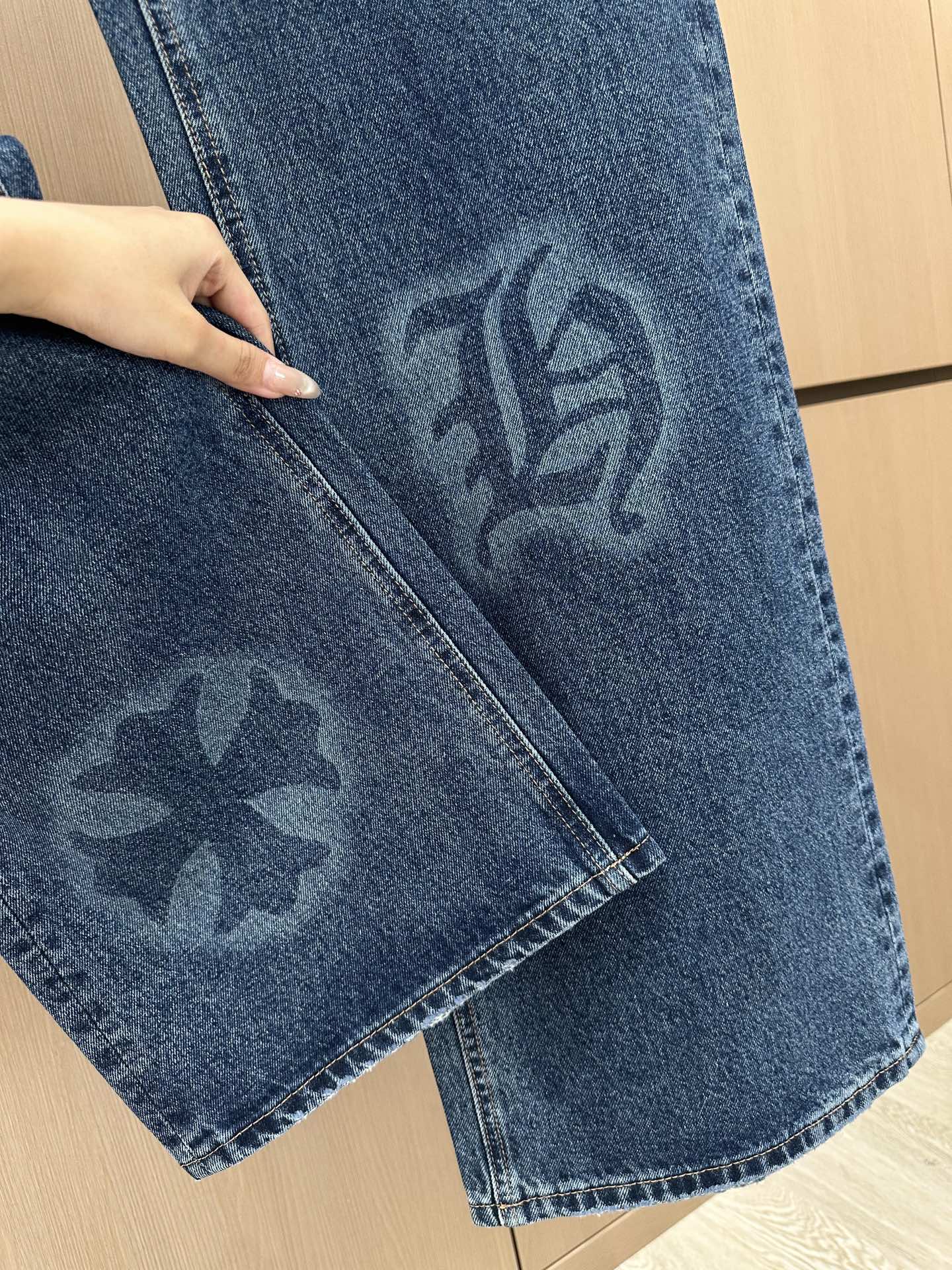 🛒𝐍𝐄𝐖 · 𝟐𝟎𝟐5/爆款现货设计师 原创｜2025 斜扣印花牛仔裤定制YB斜纹棉牛仔材质 工艺洗水处