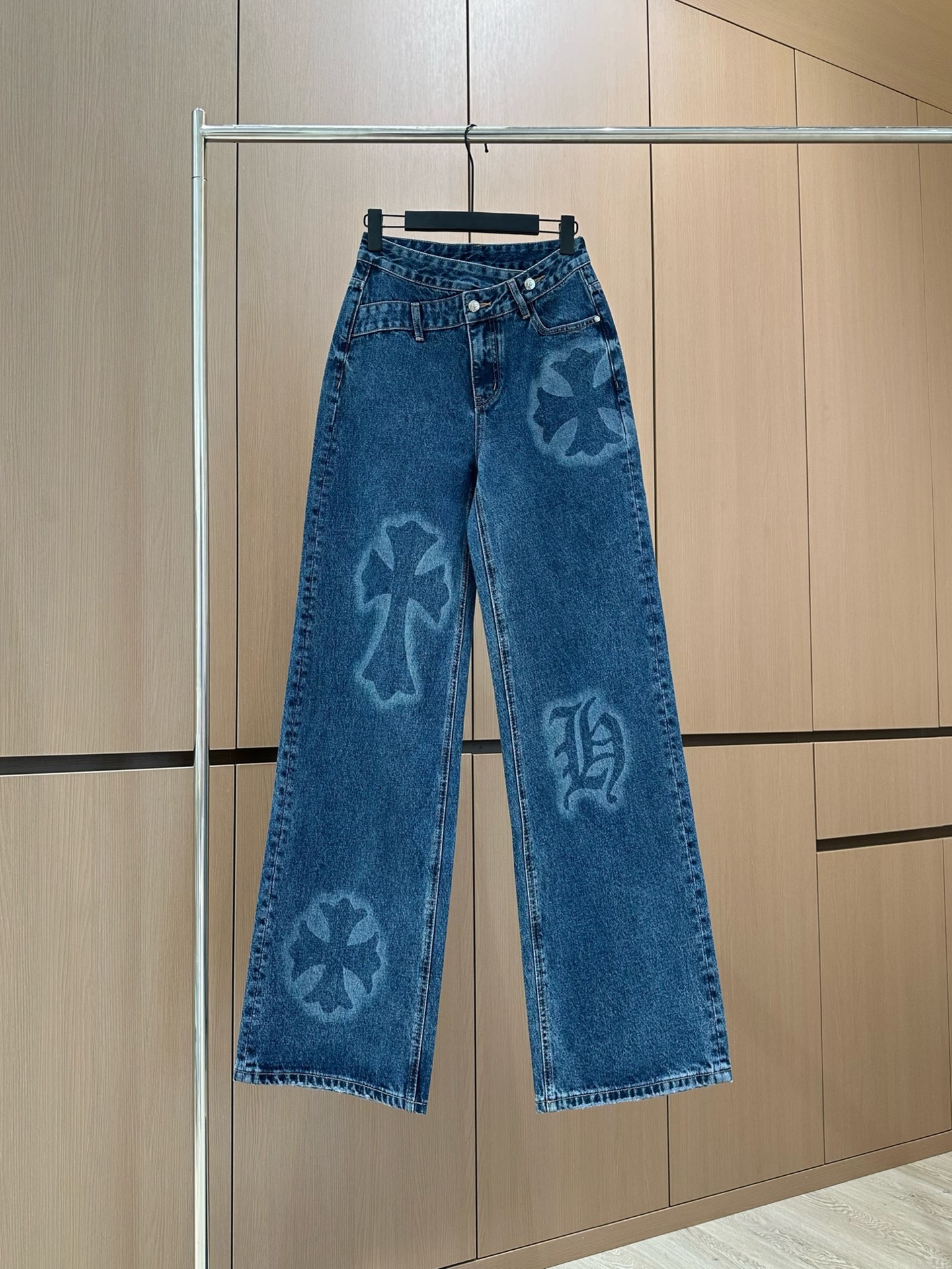 🛒𝐍𝐄𝐖 · 𝟐𝟎𝟐5/爆款现货设计师 原创｜2025 斜扣印花牛仔裤定制YB斜纹棉牛仔材质 工艺洗水处