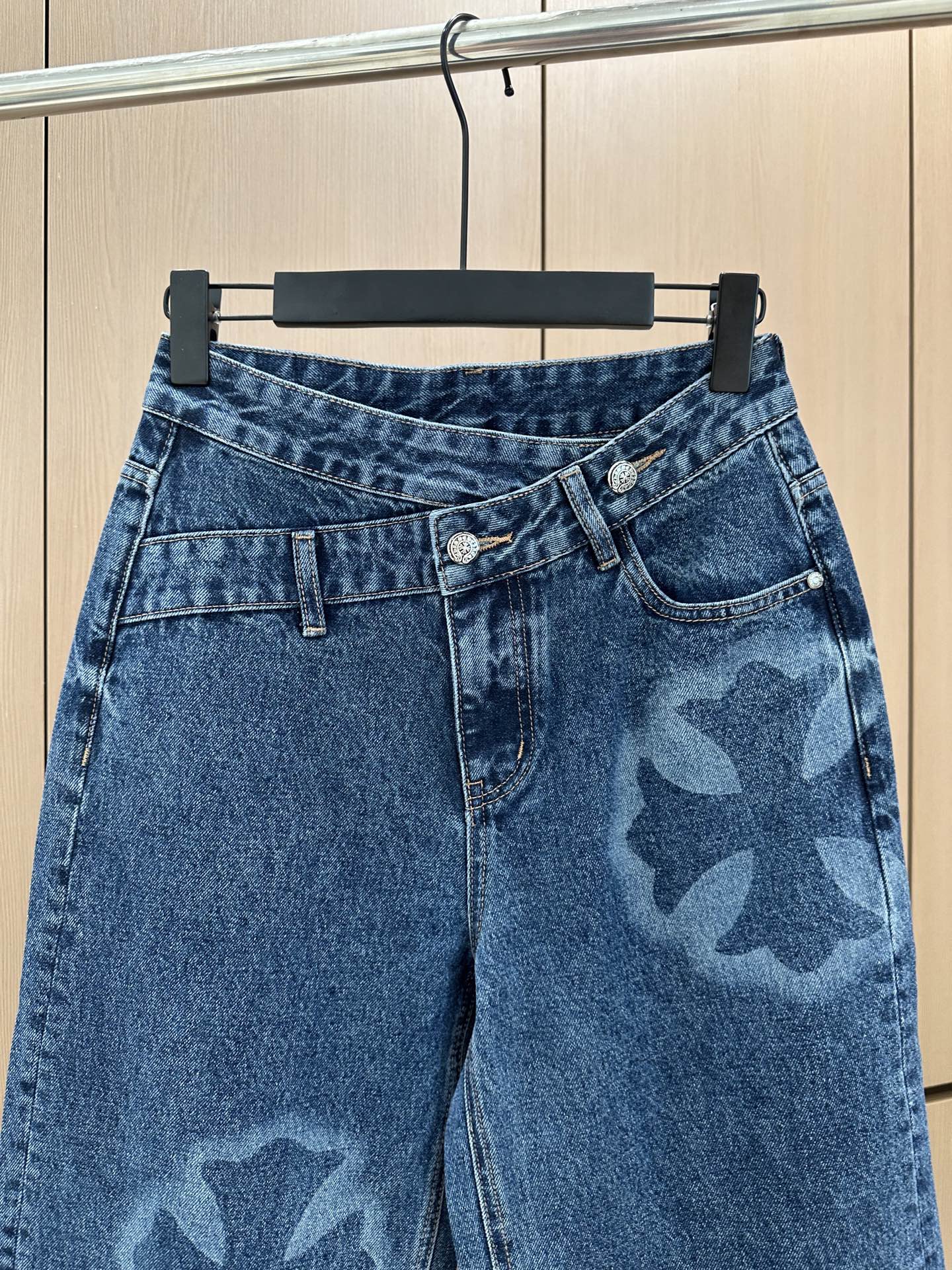 🛒𝐍𝐄𝐖 · 𝟐𝟎𝟐5/爆款现货设计师 原创｜2025 斜扣印花牛仔裤定制YB斜纹棉牛仔材质 工艺洗水处