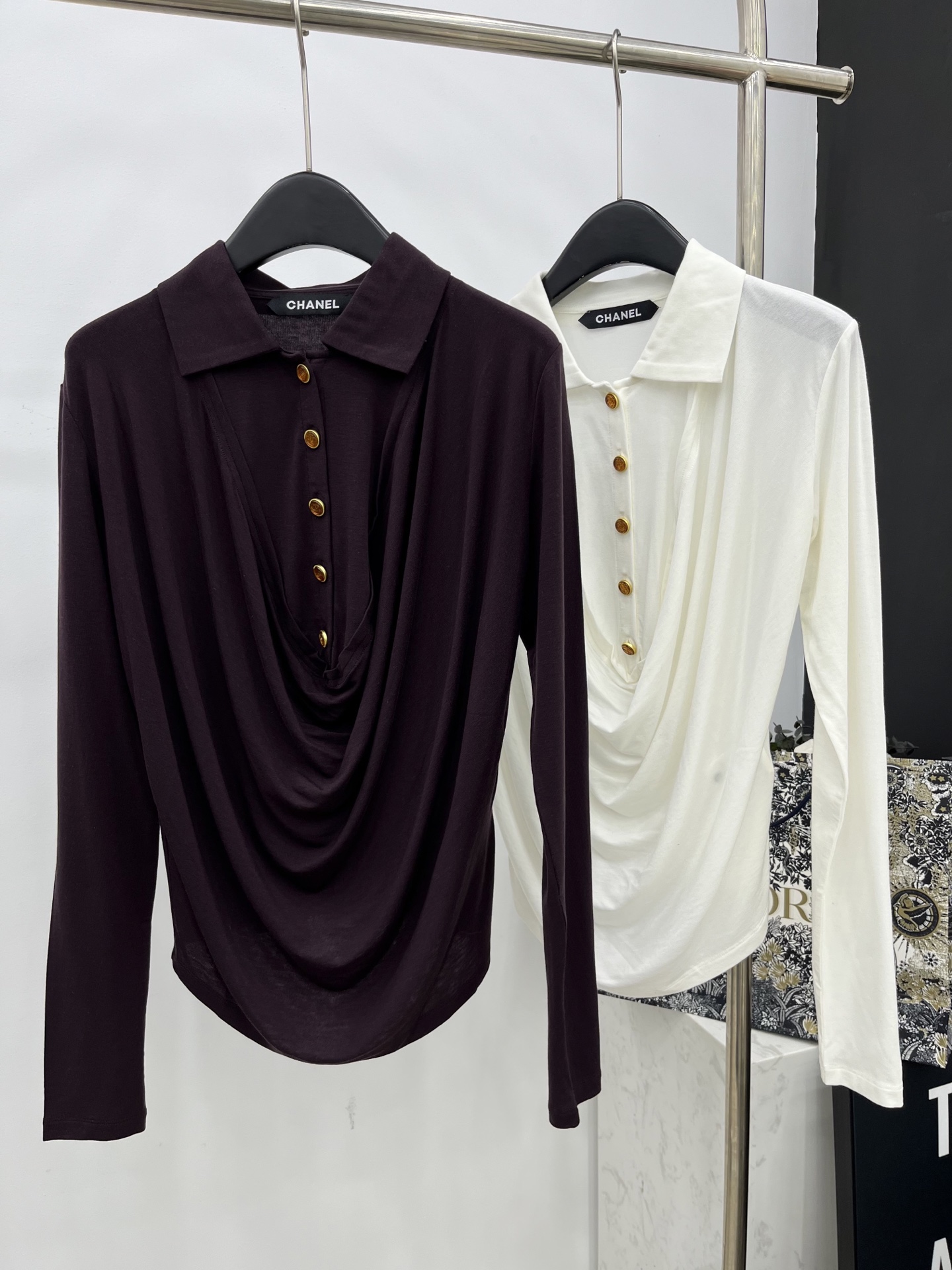 🛒𝐍𝐄𝐖 · 𝟐𝟎𝟐5/爆款现货原单品质 Chane*｜2025中古系列重工设计百搭翻领打底衫韩国进口面