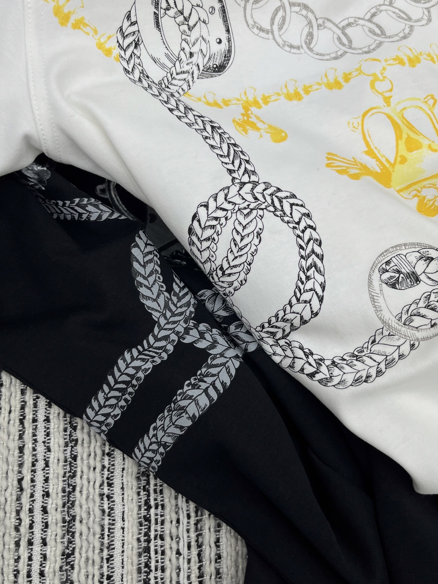 🛒𝐍𝐄𝐖 · 𝟐𝟎𝟐5/爆款现货原单品质 Her*｜25新品印花短袖T恤精致常规版型上身巨显瘦！定制最新