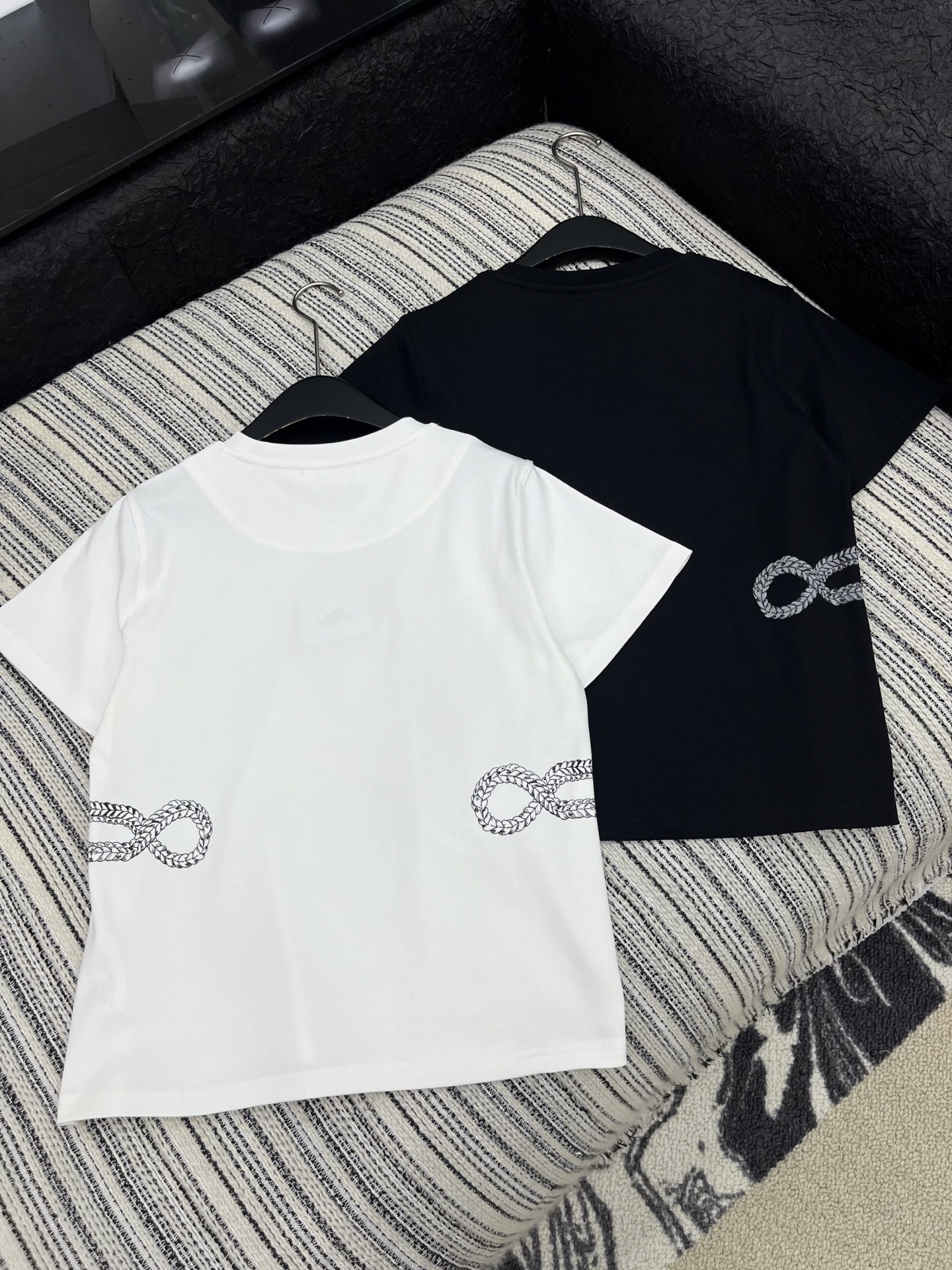 🛒𝐍𝐄𝐖 · 𝟐𝟎𝟐5/爆款现货原单品质 Her*｜25新品印花短袖T恤精致常规版型上身巨显瘦！定制最新