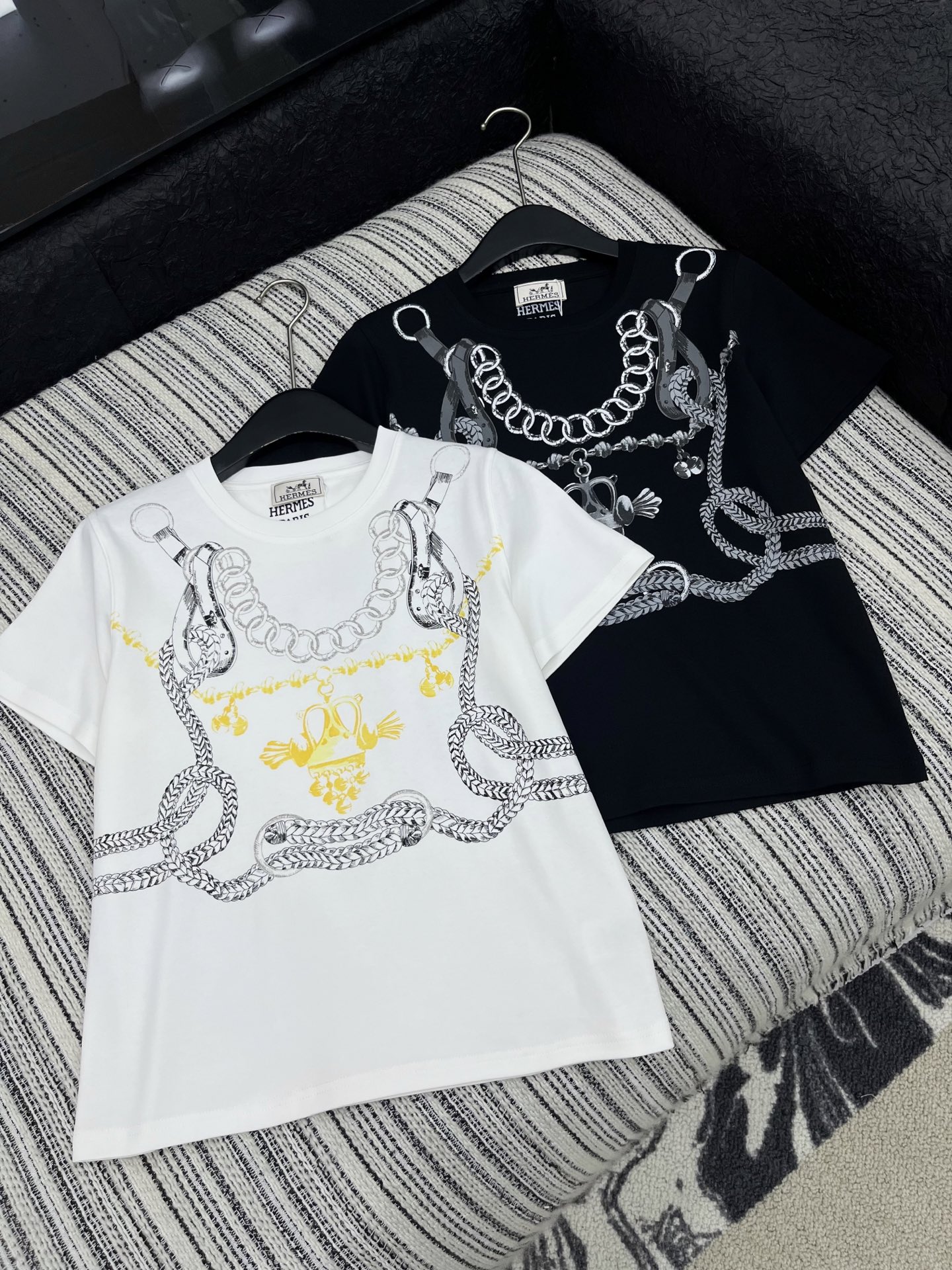 🛒𝐍𝐄𝐖 · 𝟐𝟎𝟐5/爆款现货原单品质 Her*｜25新品印花短袖T恤精致常规版型上身巨显瘦！定制最新