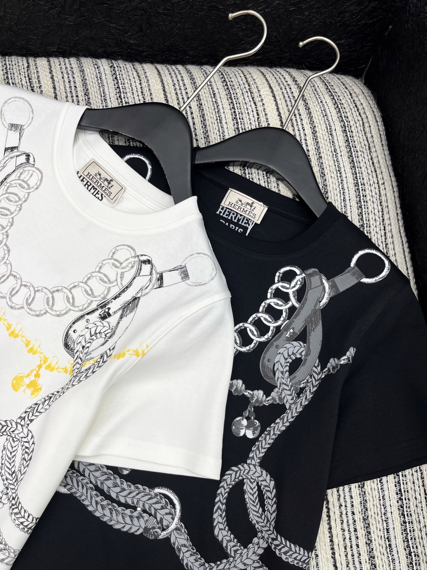 🛒𝐍𝐄𝐖 · 𝟐𝟎𝟐5/爆款现货原单品质 Her*｜25新品印花短袖T恤精致常规版型上身巨显瘦！定制最新