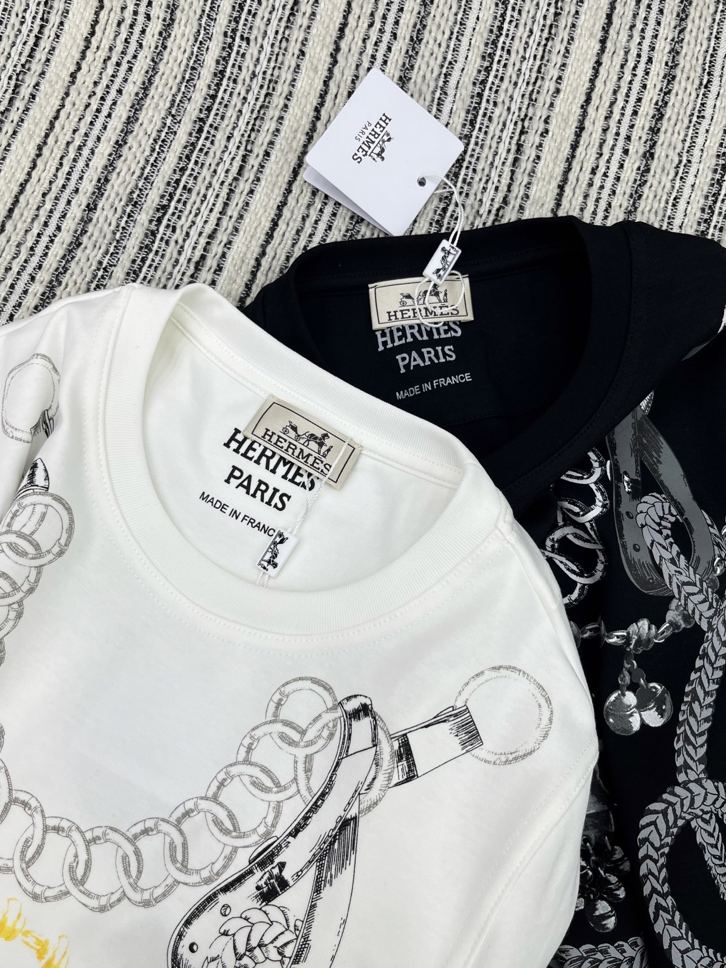 🛒𝐍𝐄𝐖 · 𝟐𝟎𝟐5/爆款现货原单品质 Her*｜25新品印花短袖T恤精致常规版型上身巨显瘦！定制最新