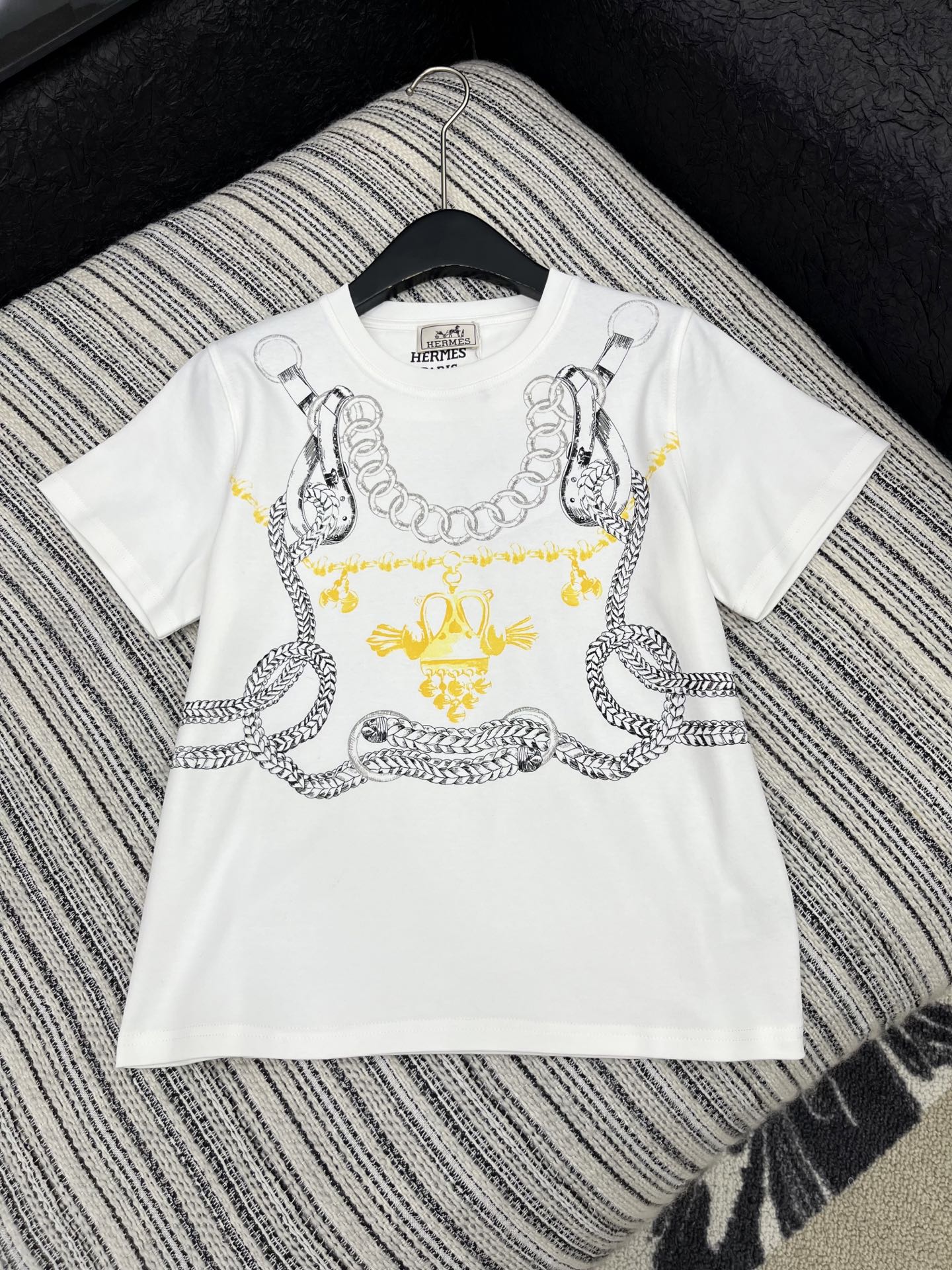 🛒𝐍𝐄𝐖 · 𝟐𝟎𝟐5/爆款现货原单品质 Her*｜25新品印花短袖T恤精致常规版型上身巨显瘦！定制最新