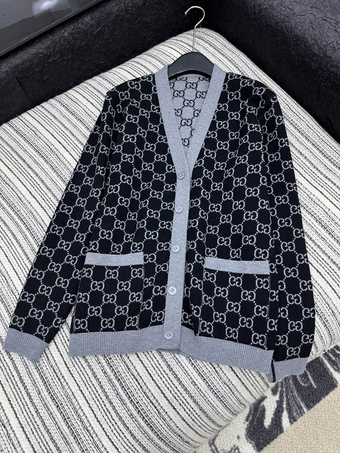 Gucci Limited Edition Reversible Knit Cardigan - Stylish & Versatile