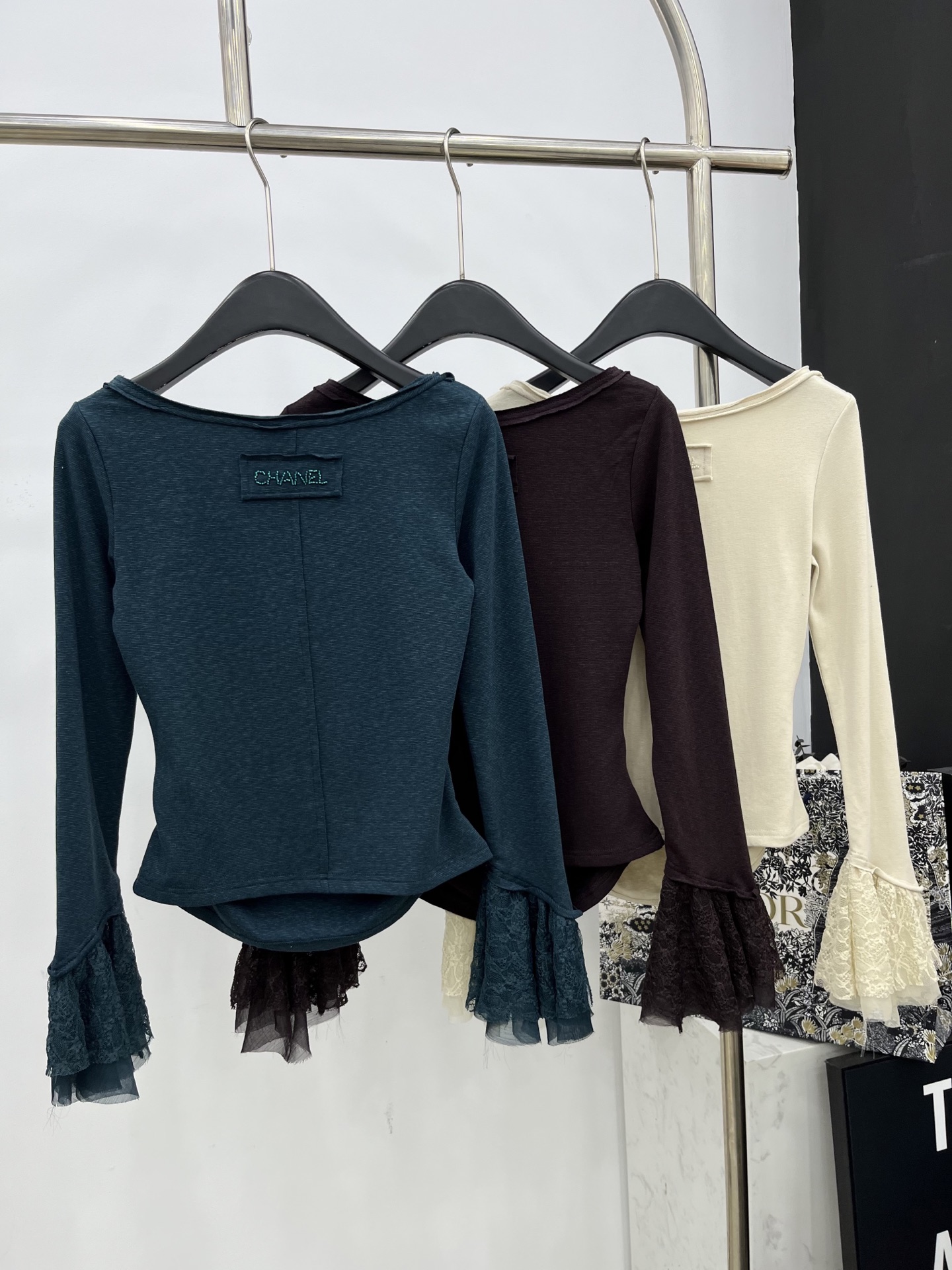 🛒𝐍𝐄𝐖 · 𝟐𝟎𝟐5/爆款现货原单品质 Chane*｜2025中古系列重工设计百搭圆领打底衫韩国进口面