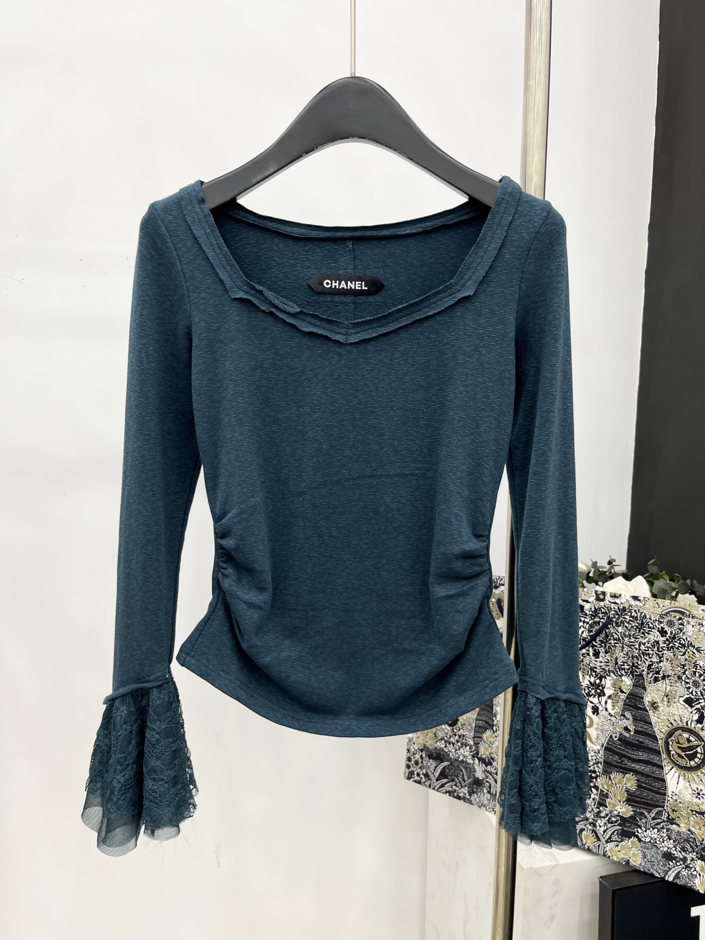 🛒𝐍𝐄𝐖 · 𝟐𝟎𝟐5/爆款现货原单品质 Chane*｜2025中古系列重工设计百搭圆领打底衫韩国进口面