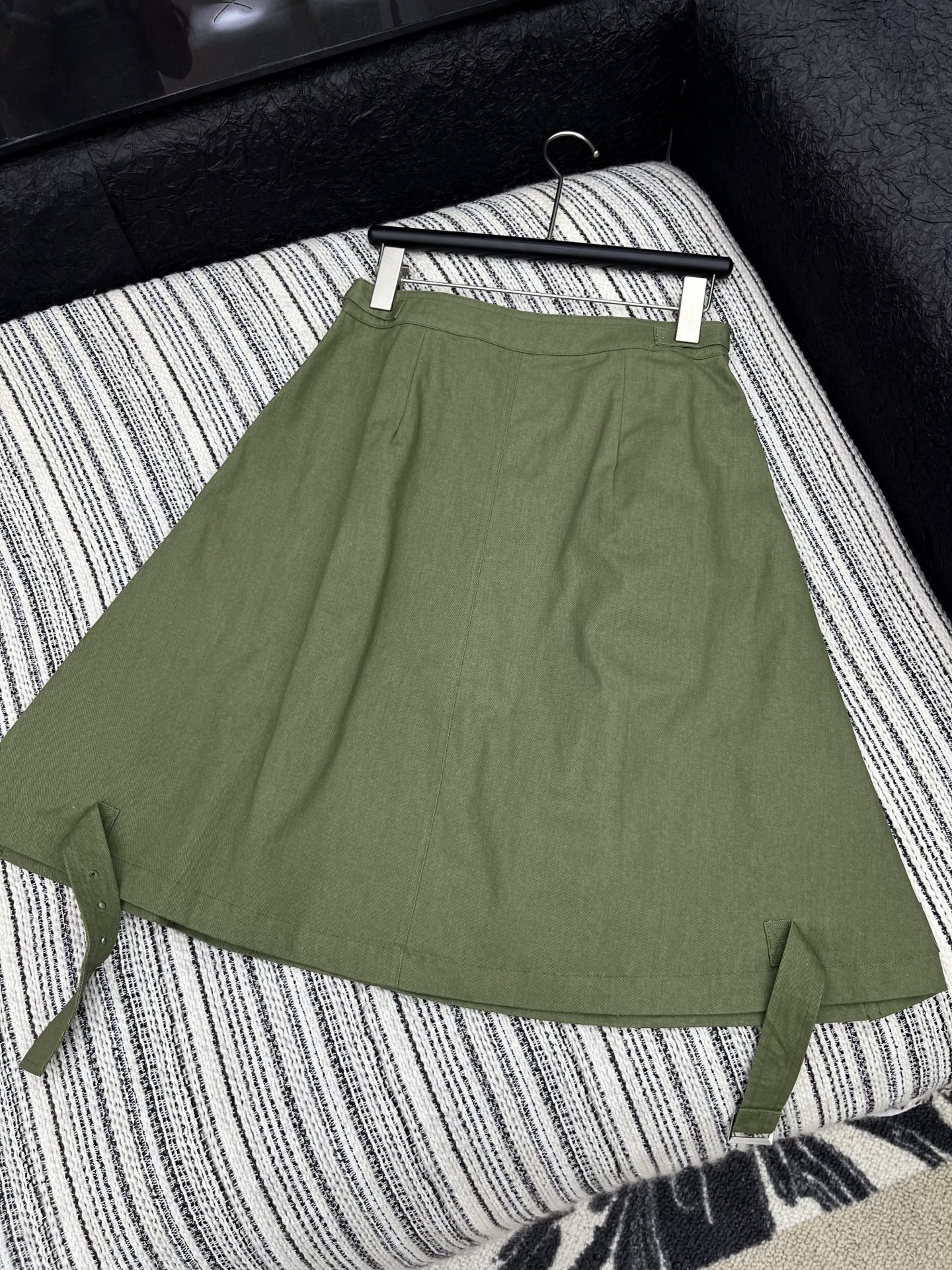 🛒𝐍𝐄𝐖 · 𝟐𝟎𝟐5/爆款现货原单品质 Chane*｜2025中古系列重工手工订珠半裙定制YB材质 舒