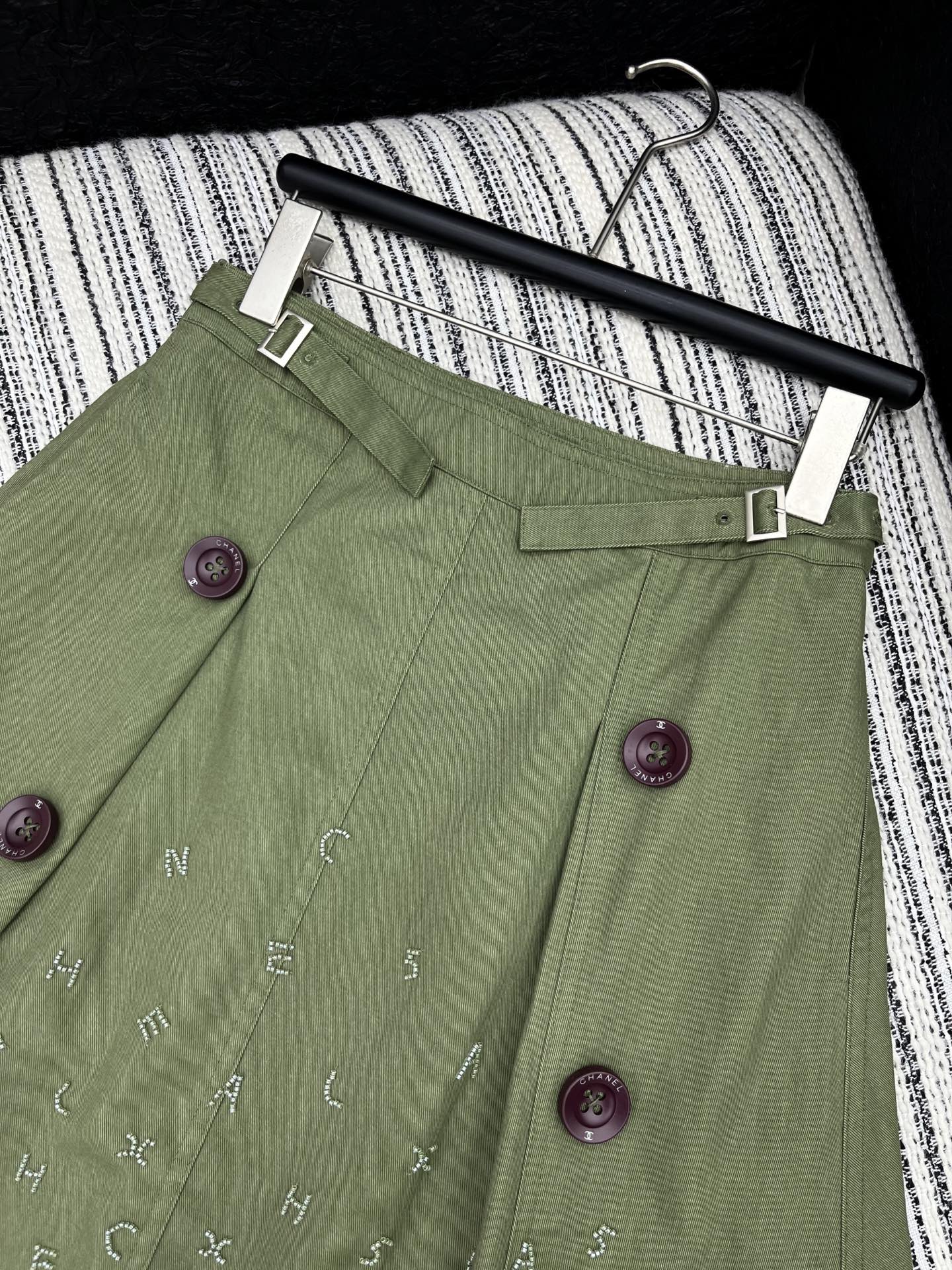 🛒𝐍𝐄𝐖 · 𝟐𝟎𝟐5/爆款现货原单品质 Chane*｜2025中古系列重工手工订珠半裙定制YB材质 舒