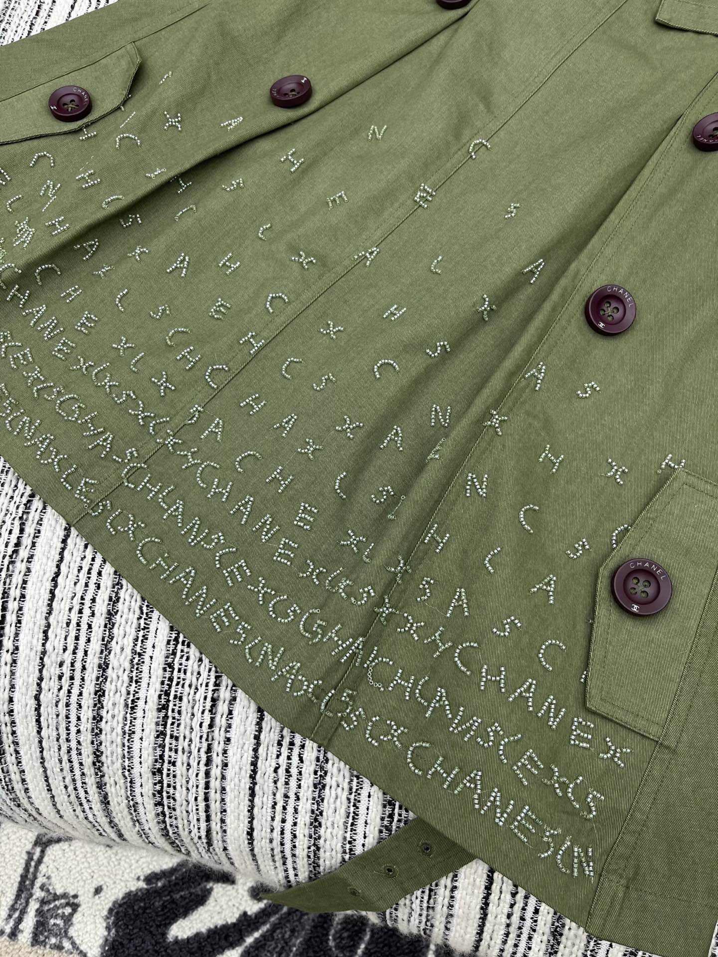 🛒𝐍𝐄𝐖 · 𝟐𝟎𝟐5/爆款现货原单品质 Chane*｜2025中古系列重工手工订珠半裙定制YB材质 舒