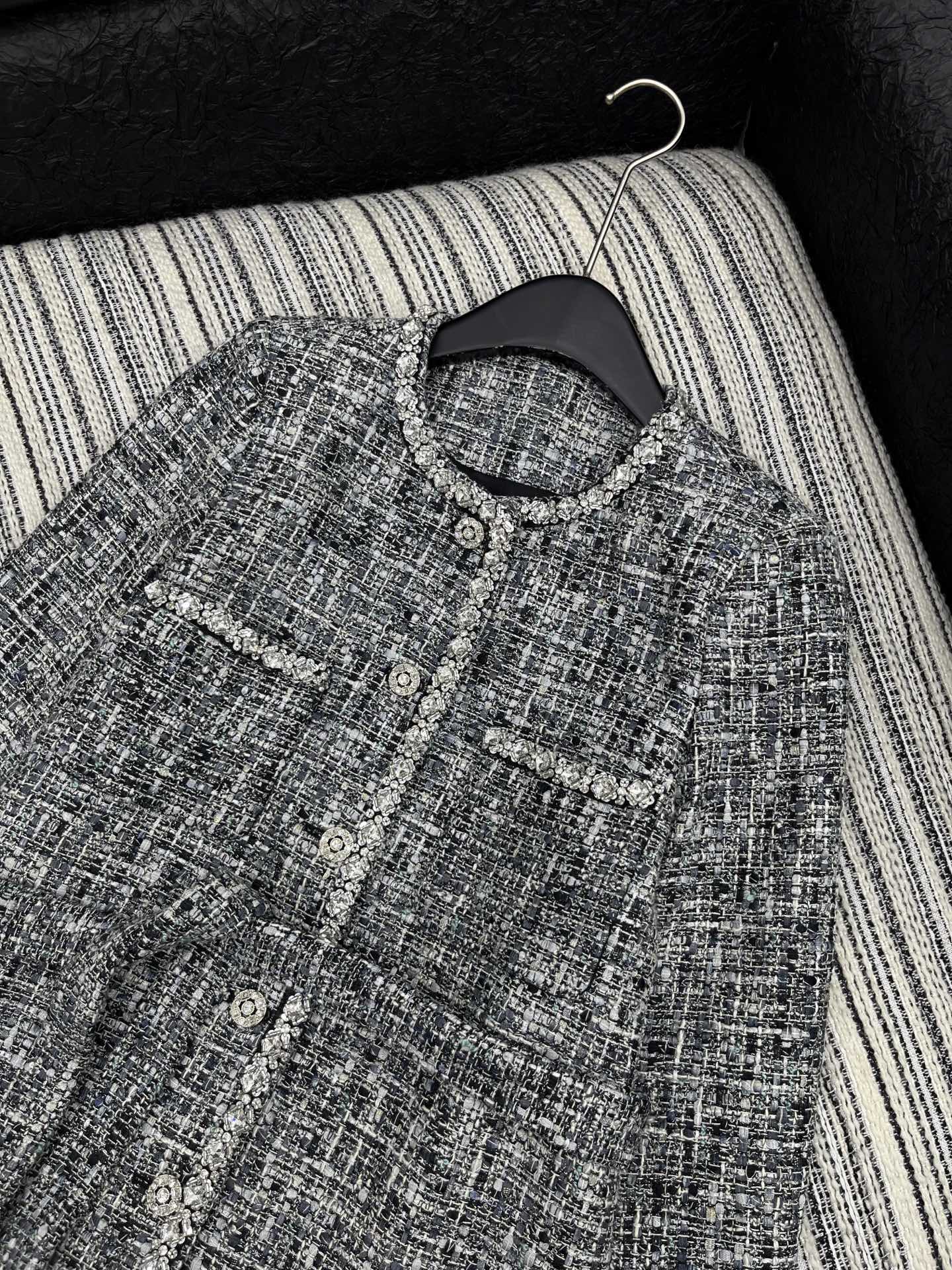 🛒𝐍𝐄𝐖 · 𝟐𝟎𝟐5/爆款现货【原版定制】Chane*｜2025新品手工订钻编织粗花呢圆领外套定制YB