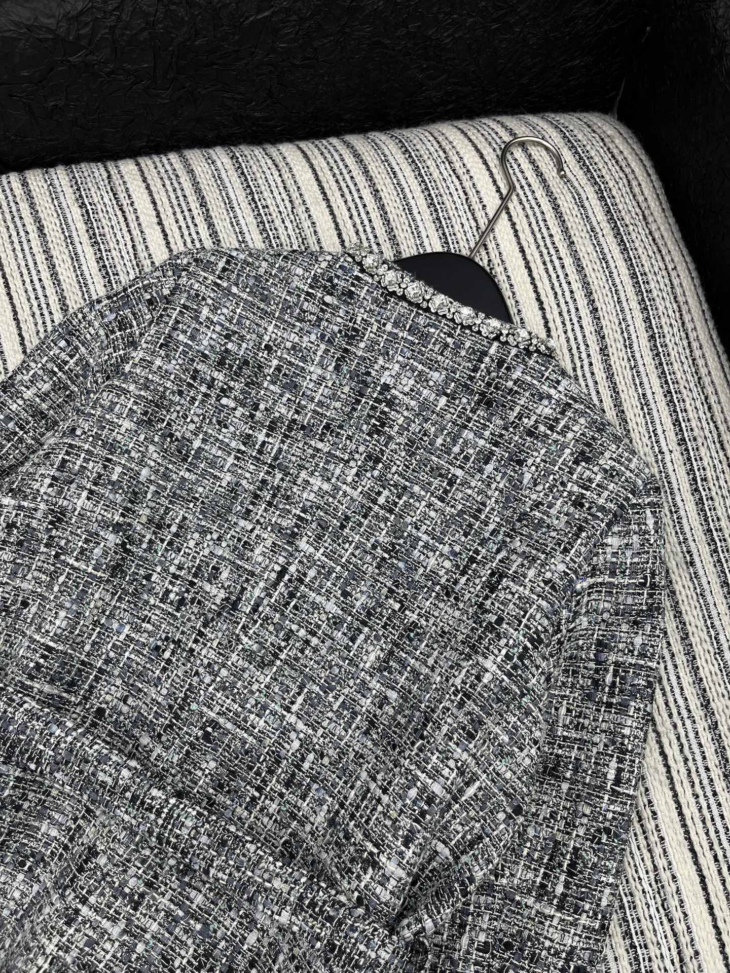 🛒𝐍𝐄𝐖 · 𝟐𝟎𝟐5/爆款现货【原版定制】Chane*｜2025新品手工订钻编织粗花呢圆领外套定制YB