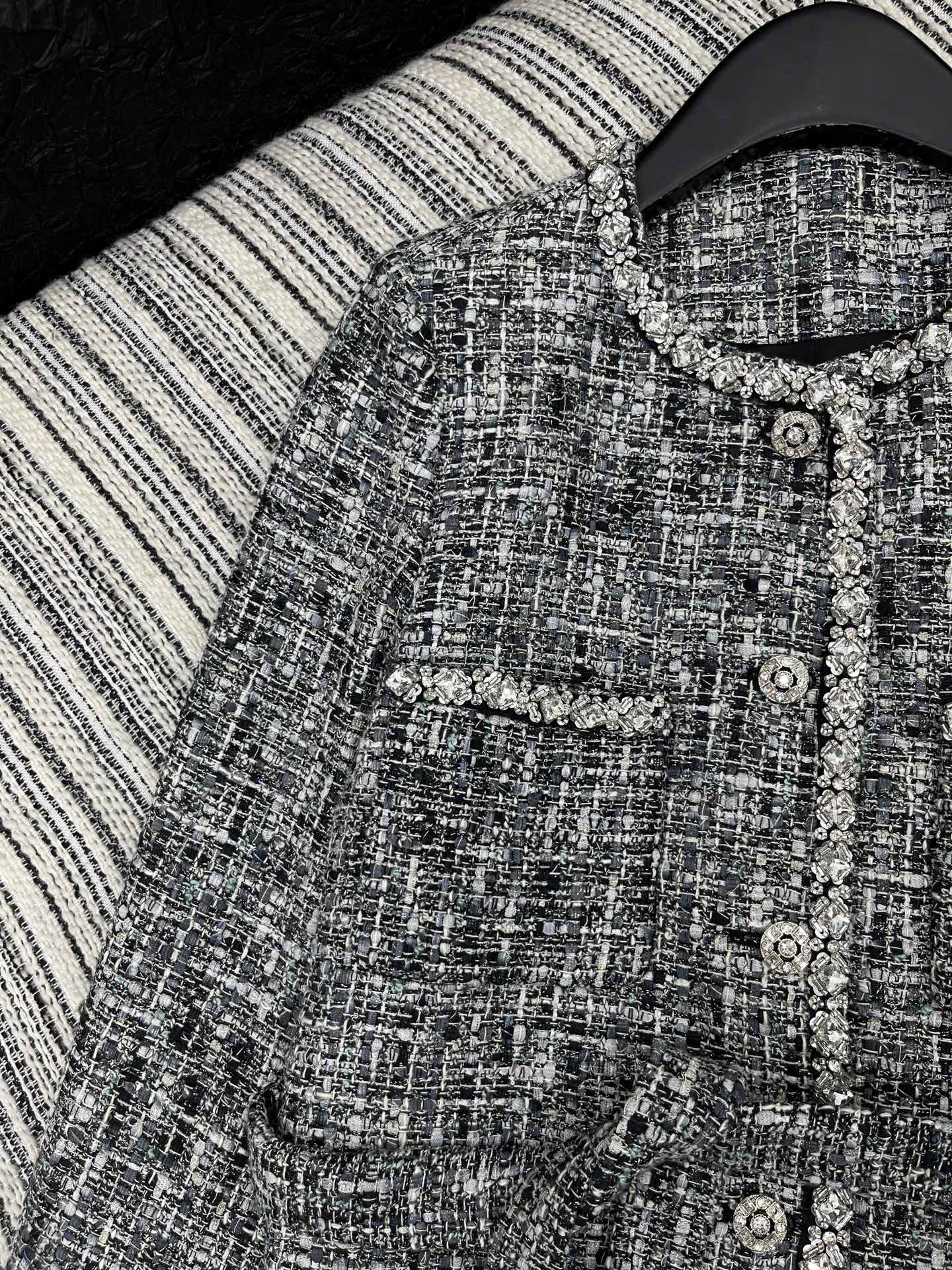 🛒𝐍𝐄𝐖 · 𝟐𝟎𝟐5/爆款现货【原版定制】Chane*｜2025新品手工订钻编织粗花呢圆领外套定制YB