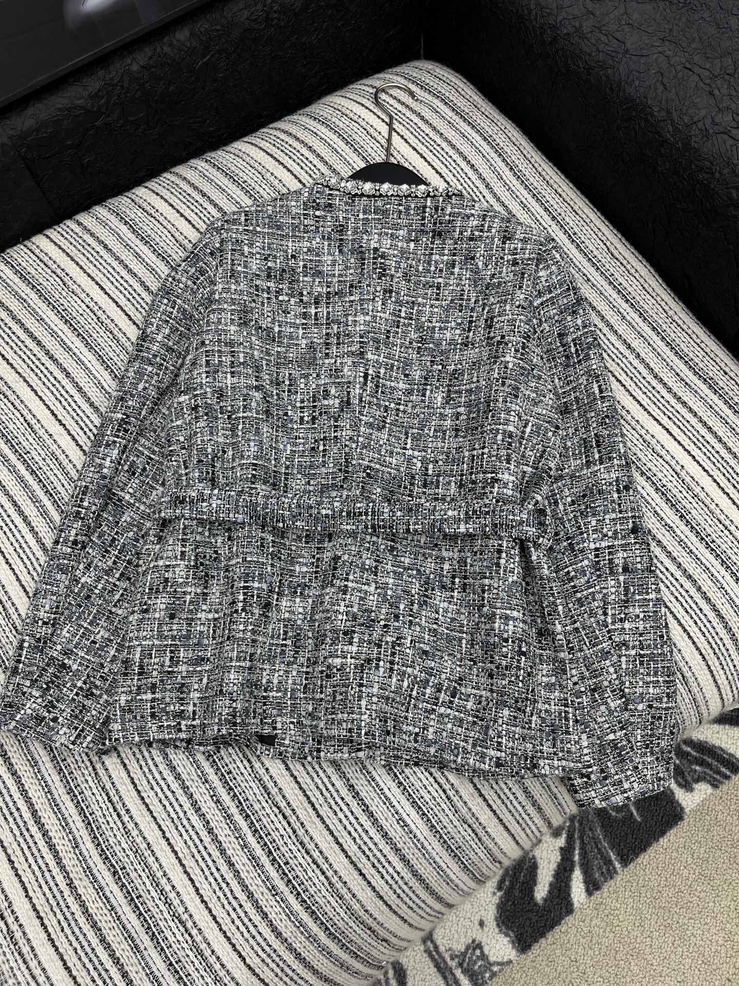 🛒𝐍𝐄𝐖 · 𝟐𝟎𝟐5/爆款现货【原版定制】Chane*｜2025新品手工订钻编织粗花呢圆领外套定制YB