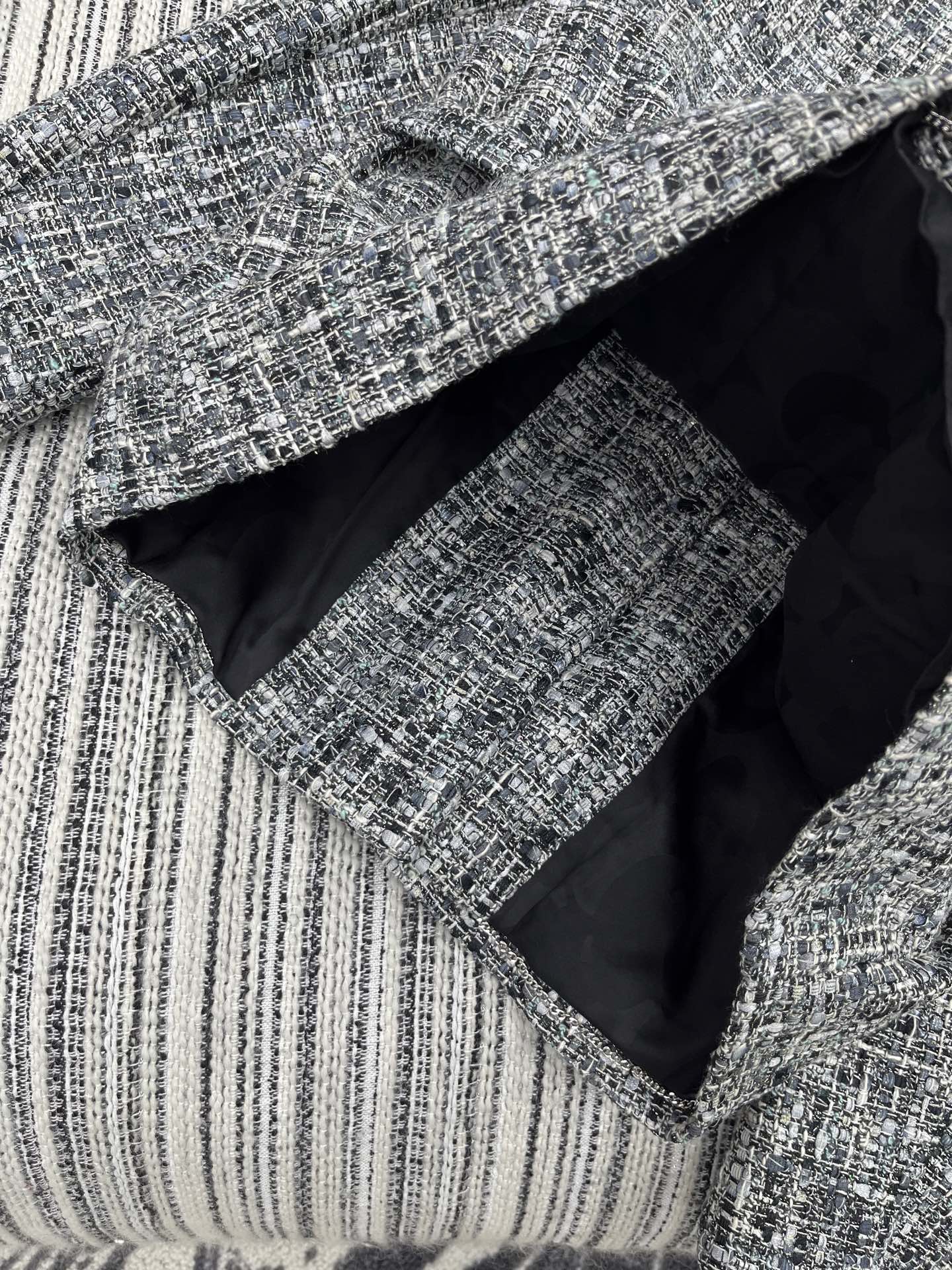 🛒𝐍𝐄𝐖 · 𝟐𝟎𝟐5/爆款现货【原版定制】Chane*｜2025新品手工订钻编织粗花呢圆领外套定制YB