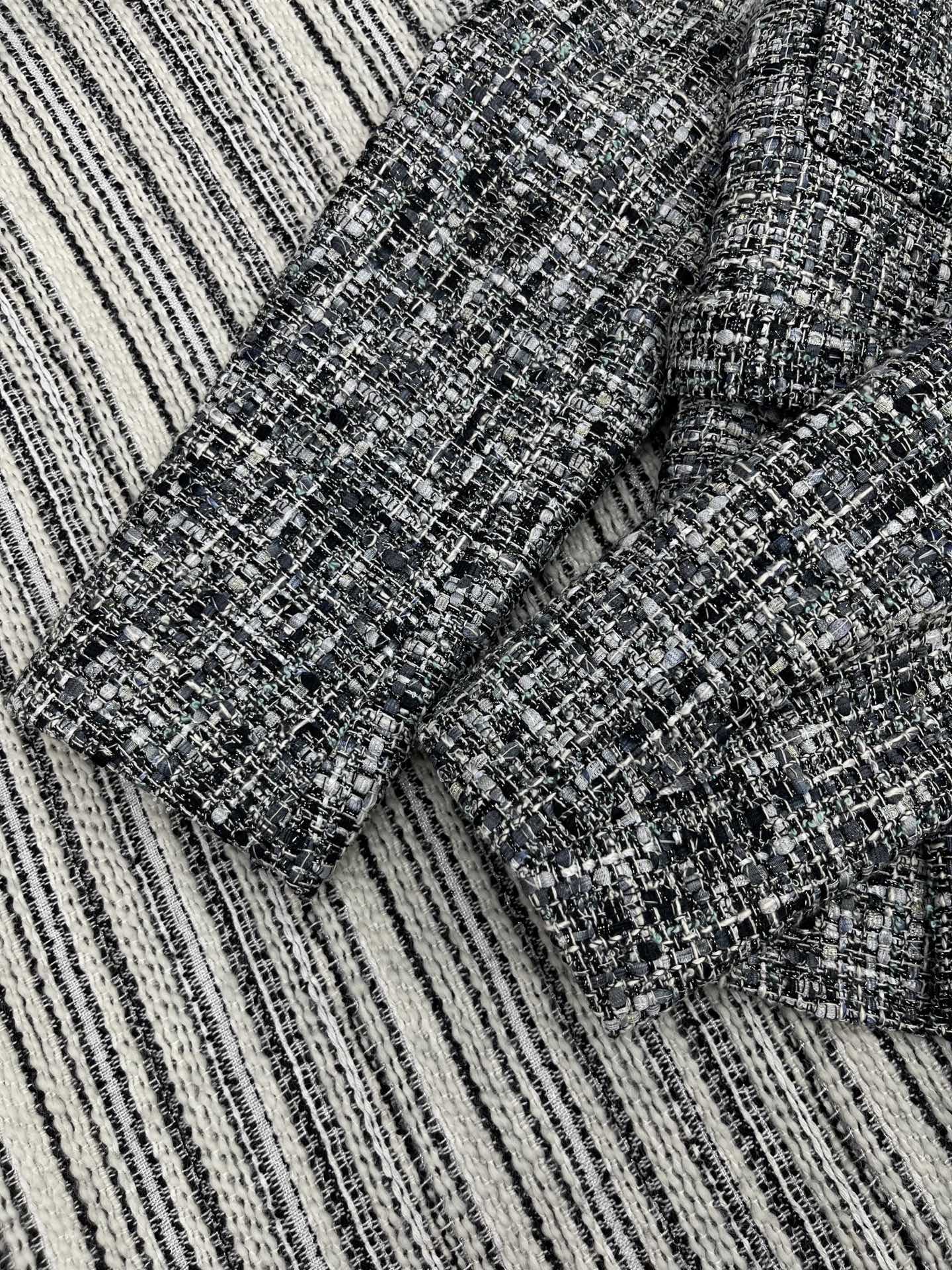 🛒𝐍𝐄𝐖 · 𝟐𝟎𝟐5/爆款现货【原版定制】Chane*｜2025新品手工订钻编织粗花呢圆领外套定制YB