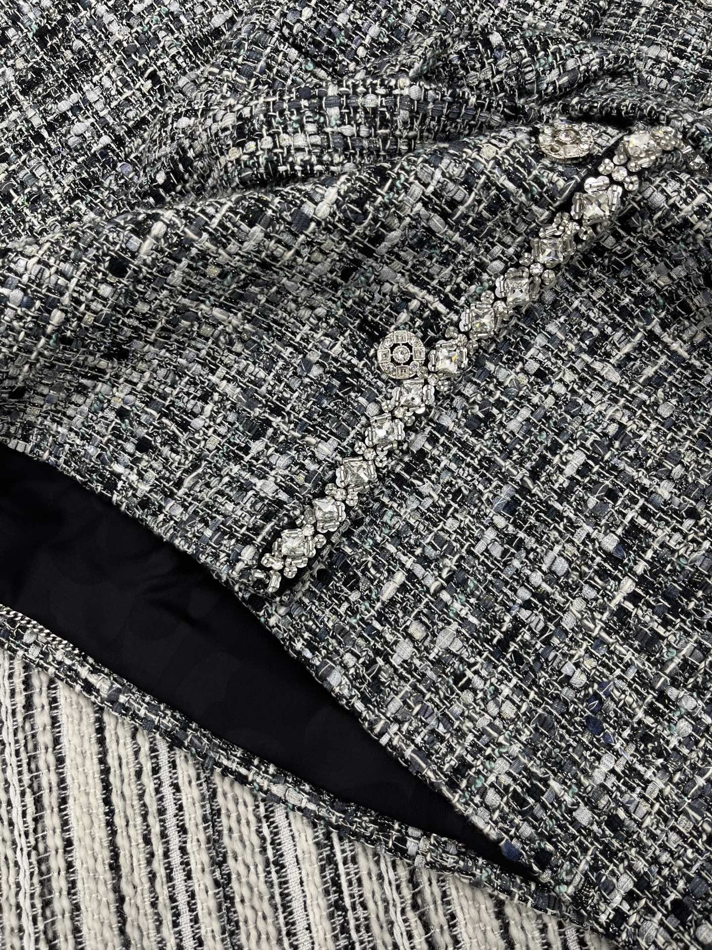 🛒𝐍𝐄𝐖 · 𝟐𝟎𝟐5/爆款现货【原版定制】Chane*｜2025新品手工订钻编织粗花呢圆领外套定制YB