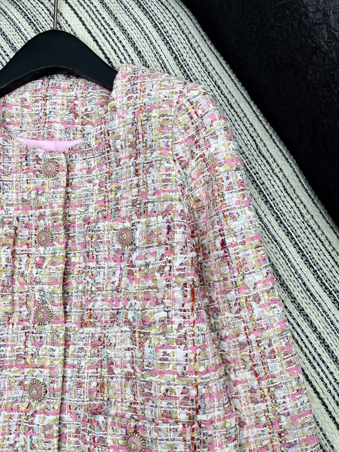 🛒𝐍𝐄𝐖 · 𝟐𝟎𝟐5/爆款现货【原版定制】Chane*｜2025新品四口袋粗花呢圆领外套定制YB进口材