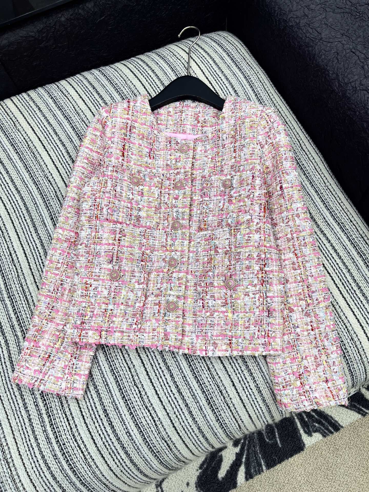 🛒𝐍𝐄𝐖 · 𝟐𝟎𝟐5/爆款现货【原版定制】Chane*｜2025新品四口袋粗花呢圆领外套定制YB进口材