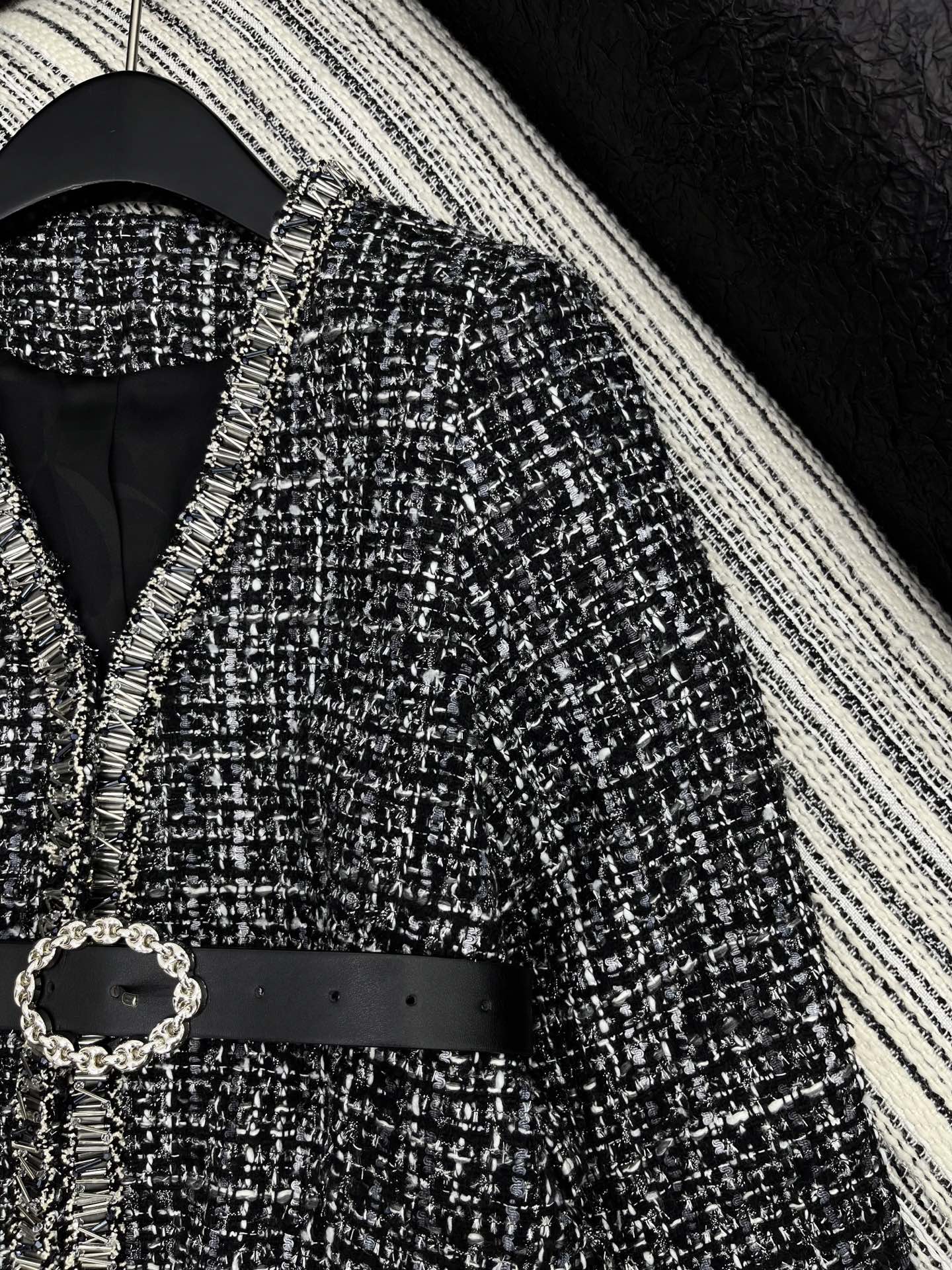 🛒𝐍𝐄𝐖 · 𝟐𝟎𝟐5/爆款现货【原版定制】Chane*｜2025新品腰带粗花呢V领手工钻外套定制YB进