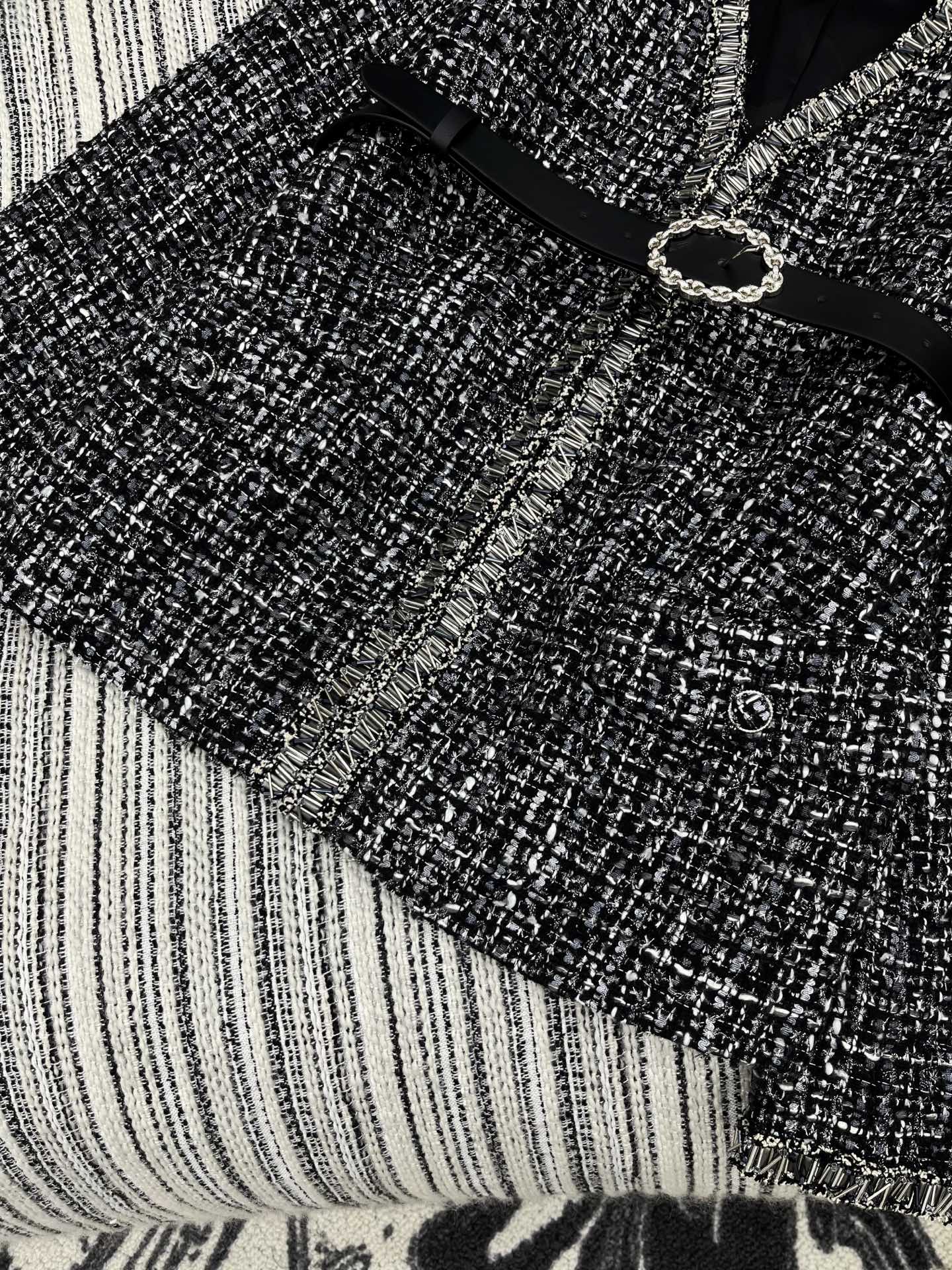 🛒𝐍𝐄𝐖 · 𝟐𝟎𝟐5/爆款现货【原版定制】Chane*｜2025新品腰带粗花呢V领手工钻外套定制YB进