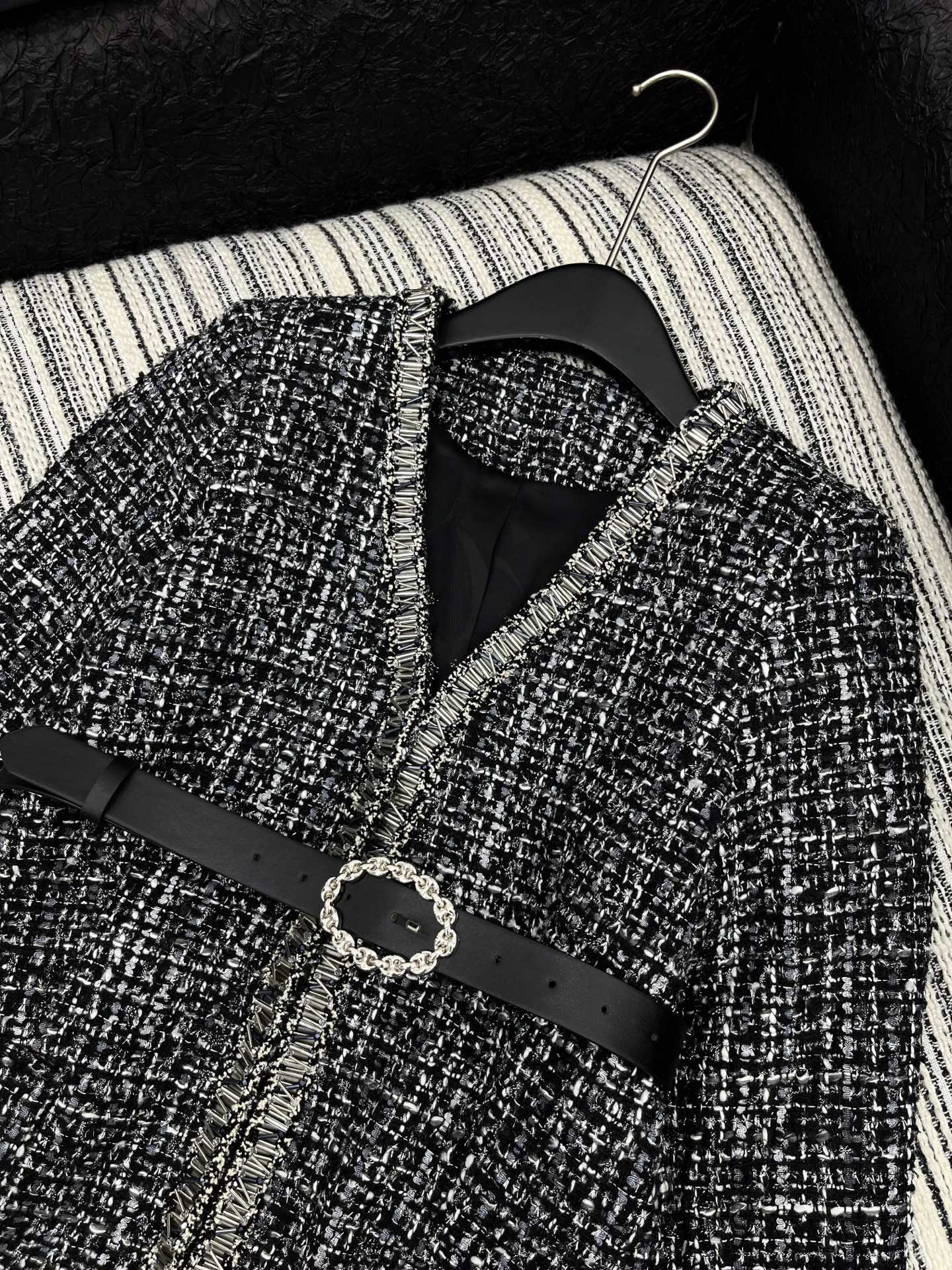 🛒𝐍𝐄𝐖 · 𝟐𝟎𝟐5/爆款现货【原版定制】Chane*｜2025新品腰带粗花呢V领手工钻外套定制YB进