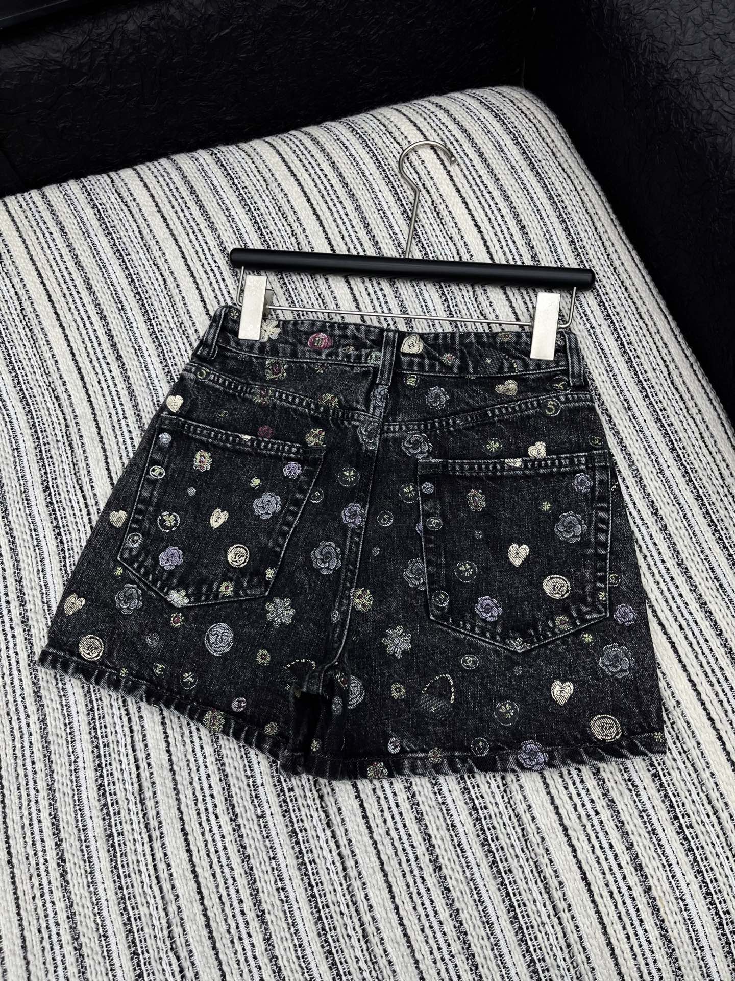 🛒𝐍𝐄𝐖 · 𝟐𝟎𝟐5/爆款现货【原版订制】 Chan*｜25经典涂鸦童趣款印花牛仔短裤 工艺款 高端设