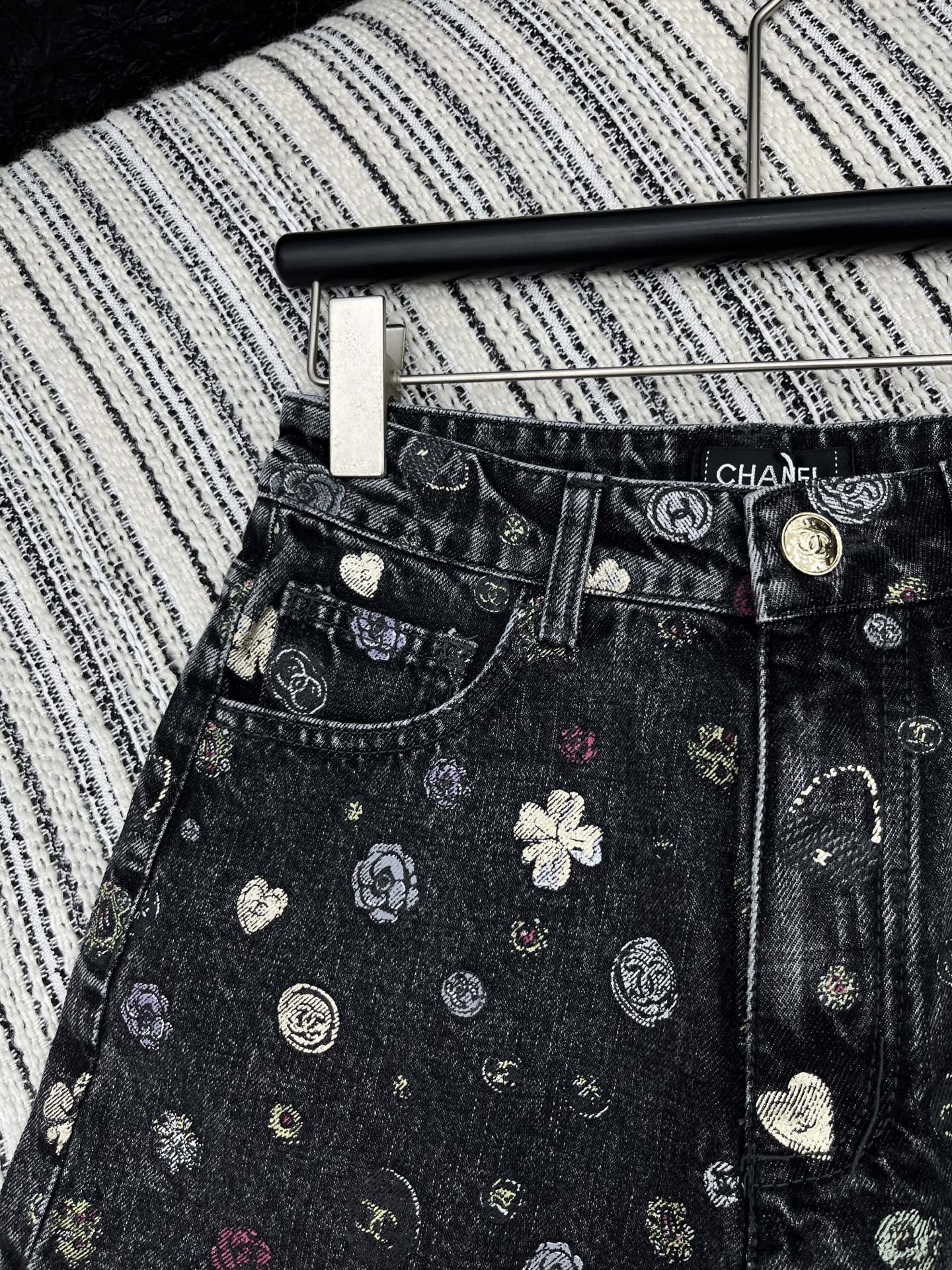 🛒𝐍𝐄𝐖 · 𝟐𝟎𝟐5/爆款现货【原版订制】 Chan*｜25经典涂鸦童趣款印花牛仔短裤 工艺款 高端设