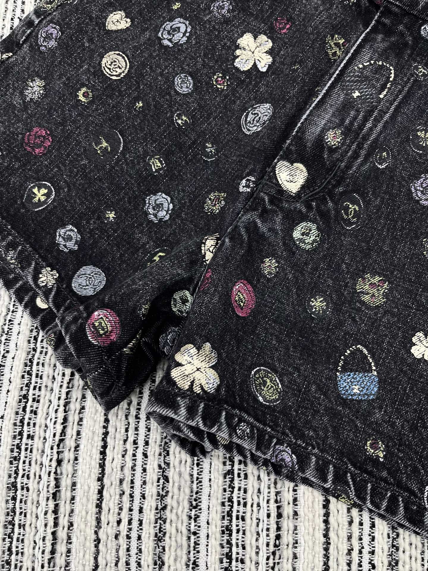 🛒𝐍𝐄𝐖 · 𝟐𝟎𝟐5/爆款现货【原版订制】 Chan*｜25经典涂鸦童趣款印花牛仔短裤 工艺款 高端设