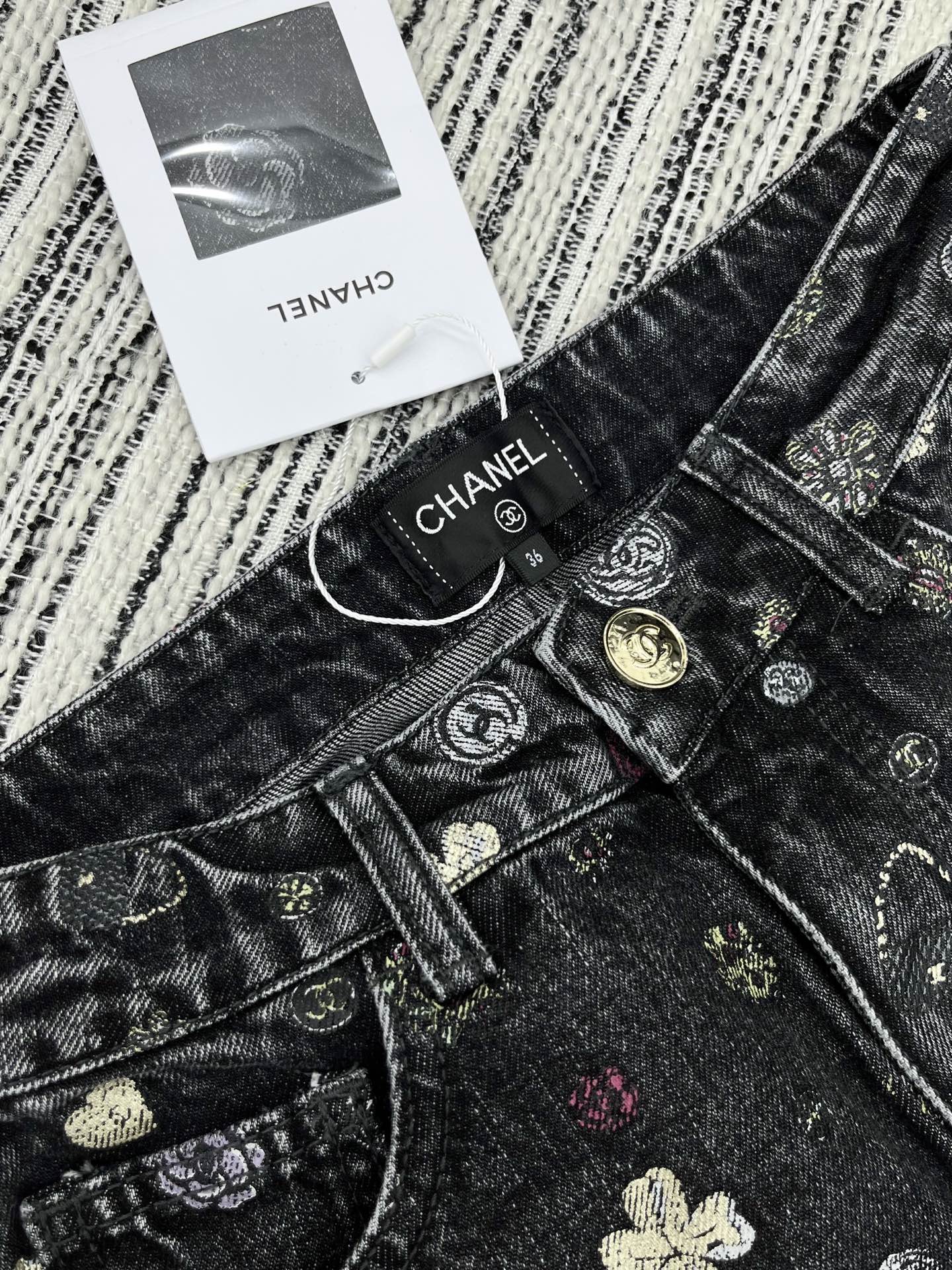 🛒𝐍𝐄𝐖 · 𝟐𝟎𝟐5/爆款现货【原版订制】 Chan*｜25经典涂鸦童趣款印花牛仔短裤 工艺款 高端设