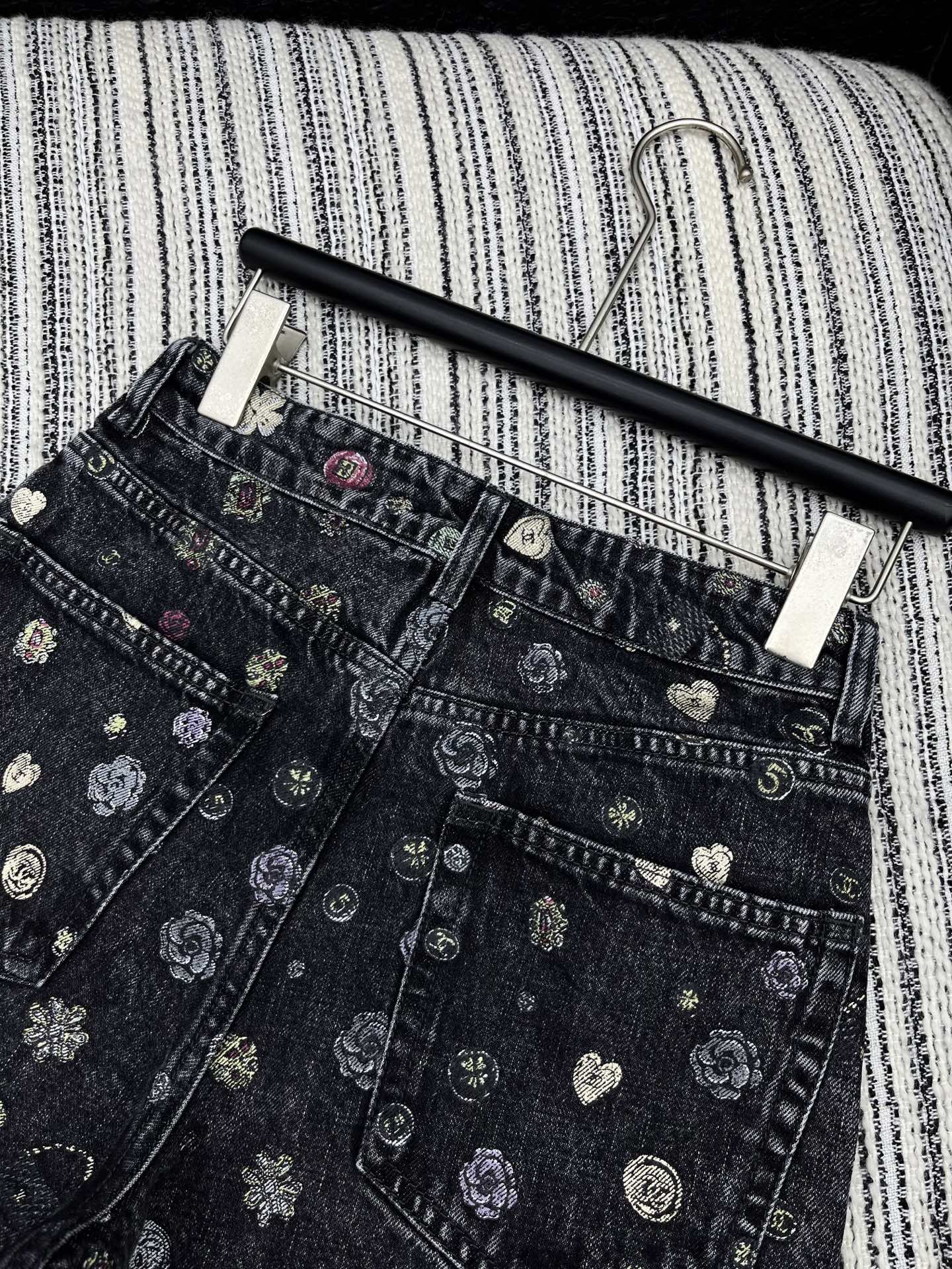 🛒𝐍𝐄𝐖 · 𝟐𝟎𝟐5/爆款现货【原版订制】 Chan*｜25经典涂鸦童趣款印花牛仔短裤 工艺款 高端设