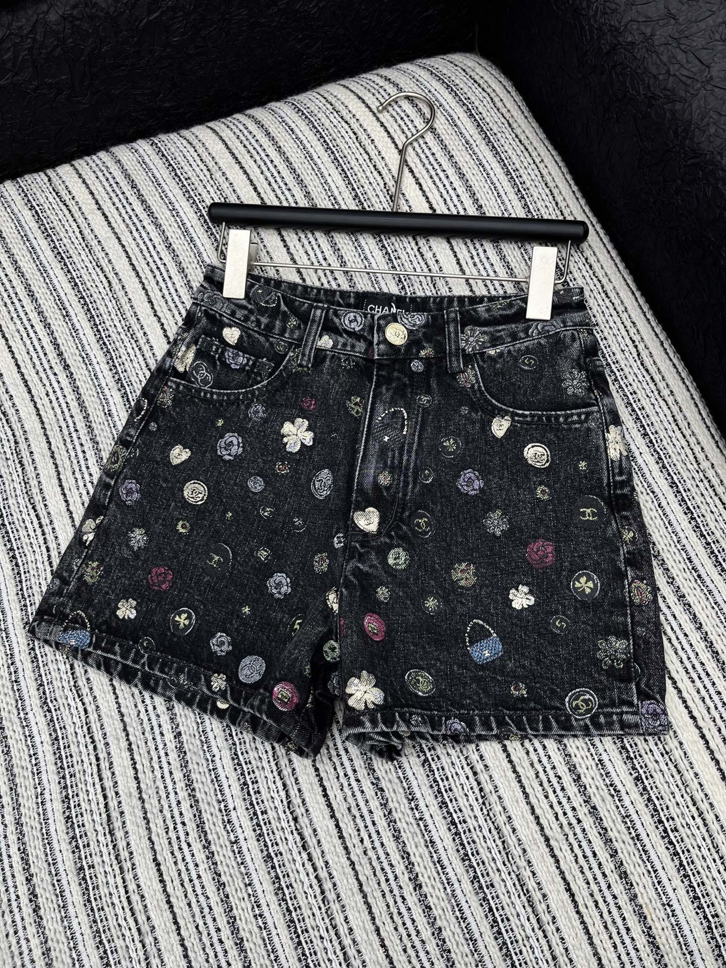 🛒𝐍𝐄𝐖 · 𝟐𝟎𝟐5/爆款现货【原版订制】 Chan*｜25经典涂鸦童趣款印花牛仔短裤 工艺款 高端设